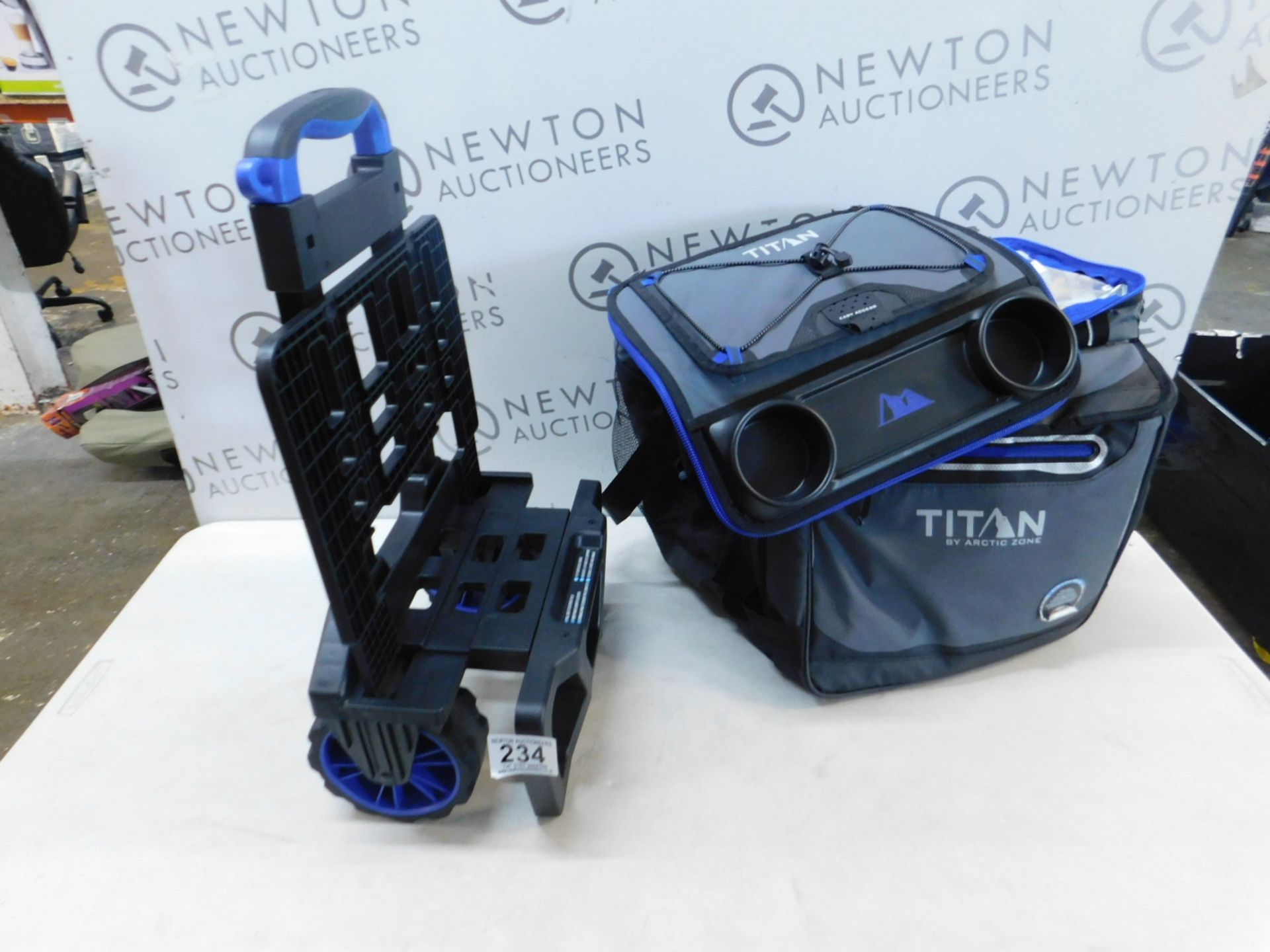 1 TITAN 22.5 LITRE 60 CAN ROLLING COOLER WITH ALL TERRAIN CART RRP Â£59