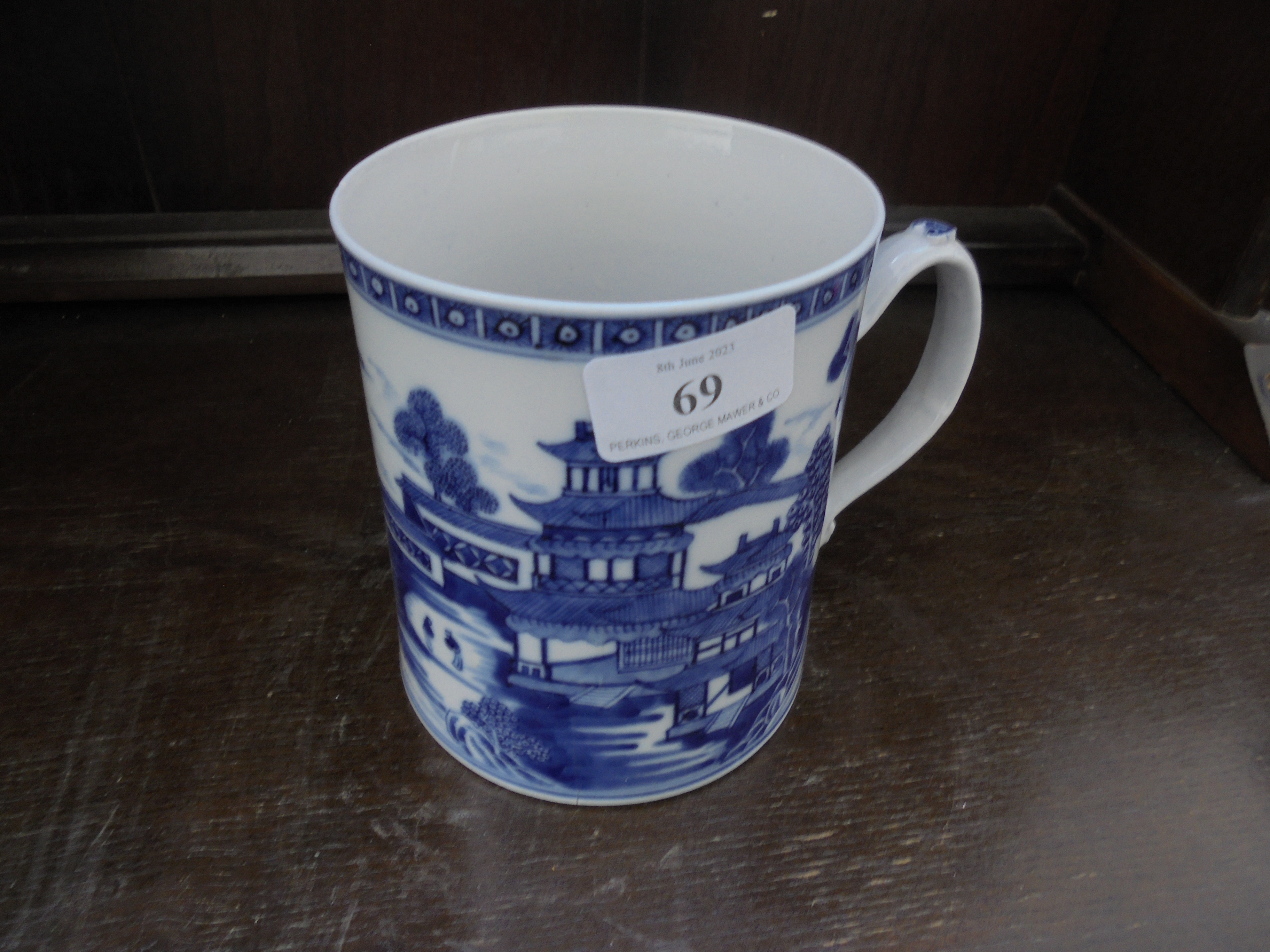 Chinese blue and white mug of 19th century origin showing village scene with pagodas, - Image 2 of 7