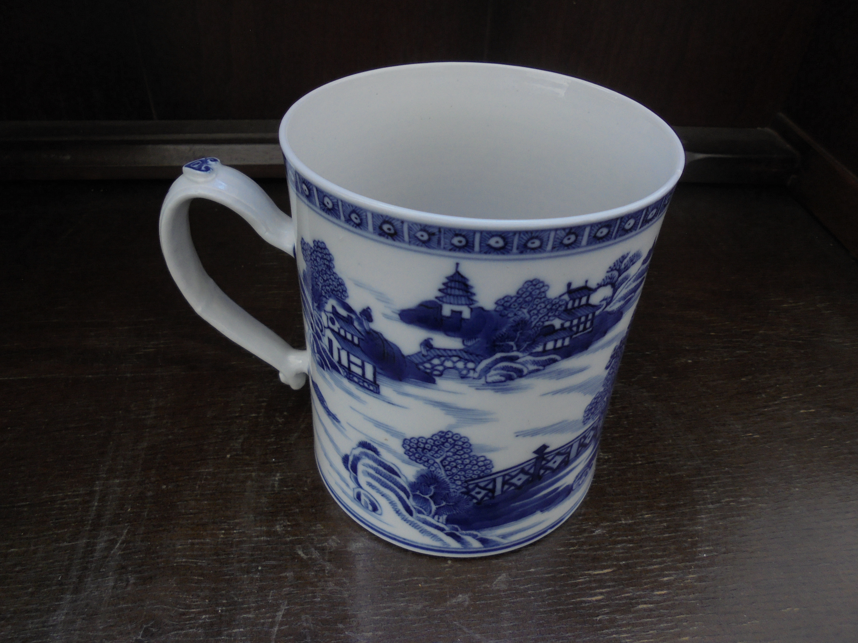 Chinese blue and white mug of 19th century origin showing village scene with pagodas, - Image 4 of 7