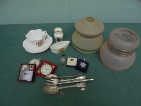 Magpie box containing 4 small commemorative Goss styled items, 1 marked Shelly,