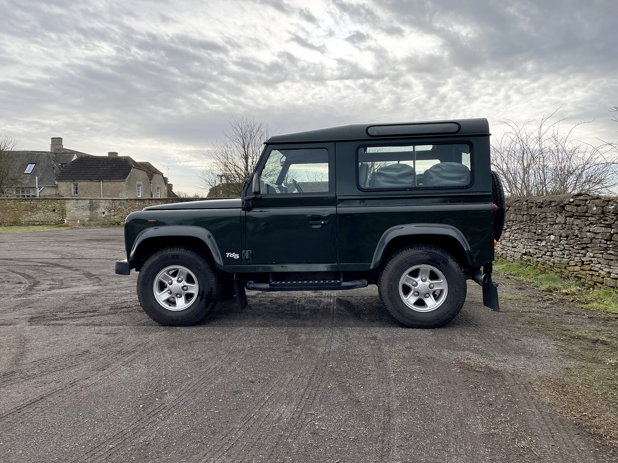 2002 Land Rover Defender 90 TD5 County Station Wagon Reg. no.KR02 DGV Chassis no.SALLDVB572A640261 - Image 4 of 19