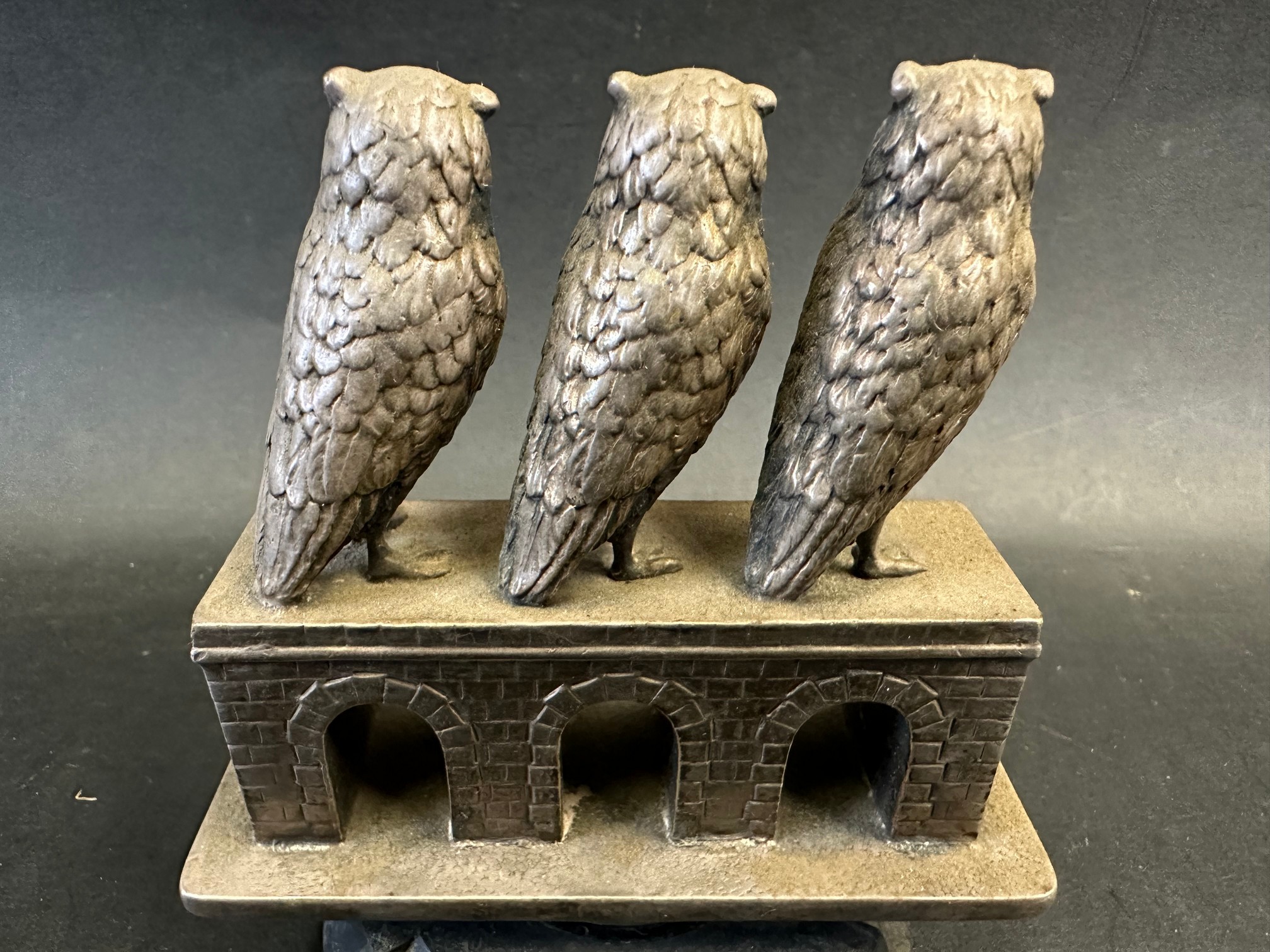 A rare and unusual car accessory mascot depicting three owls evenly placed upon a bridge of three - Image 3 of 4