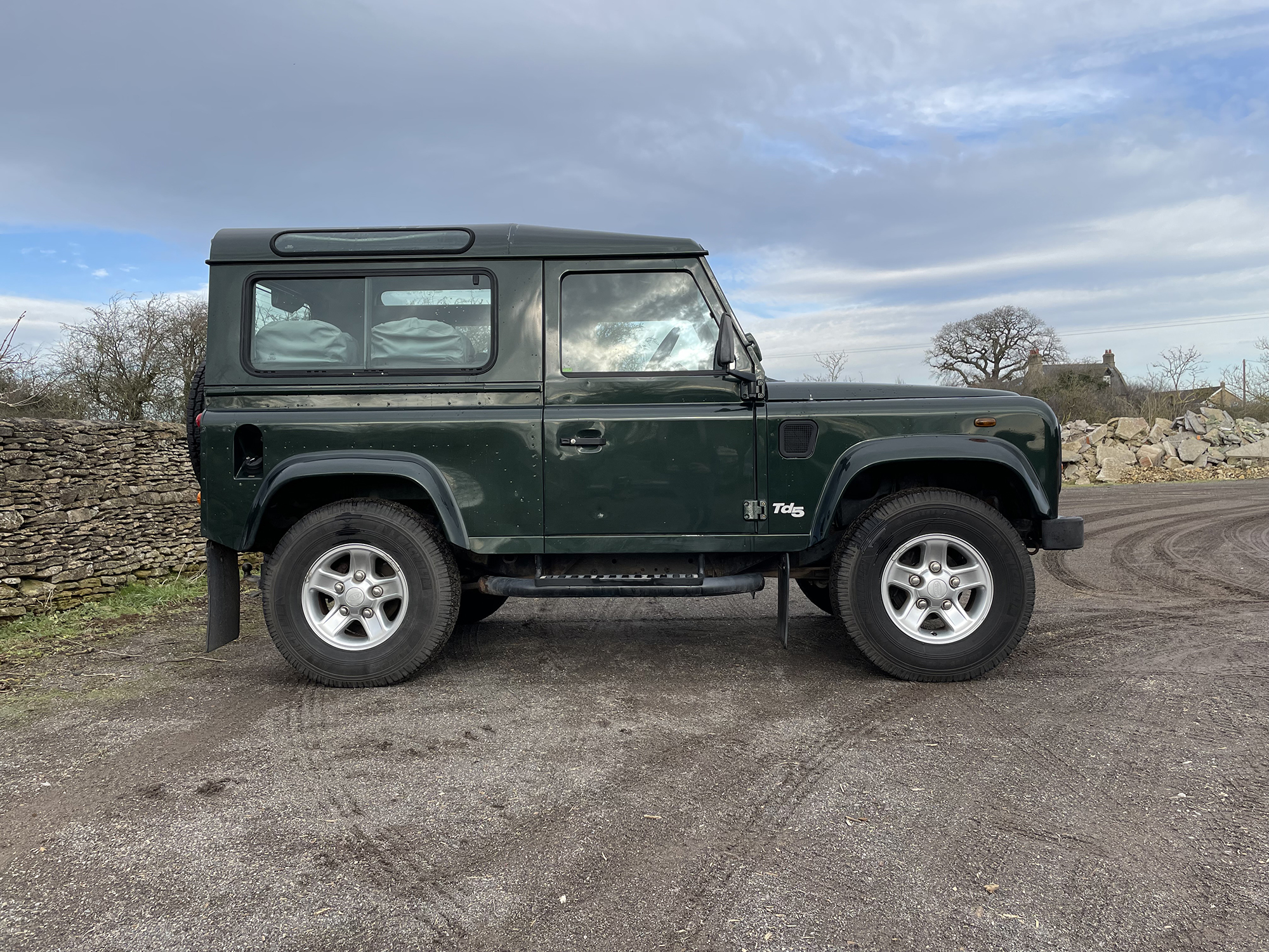 2002 Land Rover Defender 90 TD5 County Station Wagon Reg. no.KR02 DGV Chassis no.SALLDVB572A640261 - Image 5 of 19