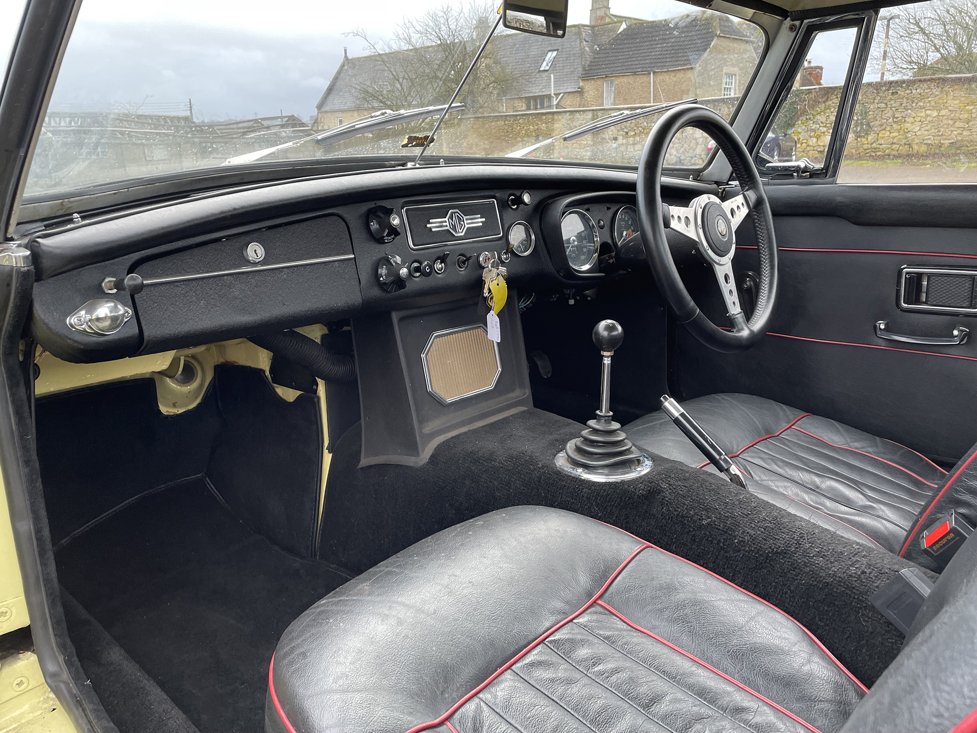 1969 MGB Roadster Reg. no. ROB 299G Chassis no. GHN4156082G Engine no. 18GDRWEH5162 - Image 12 of 26