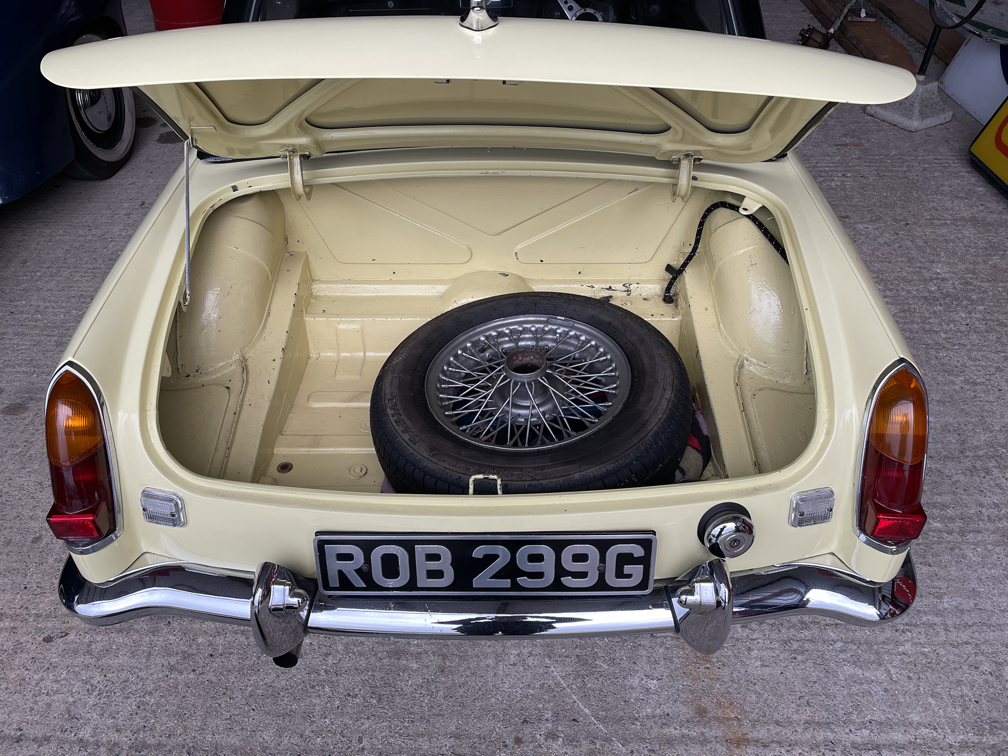 1969 MGB Roadster Reg. no. ROB 299G Chassis no. GHN4156082G Engine no. 18GDRWEH5162 - Image 19 of 26