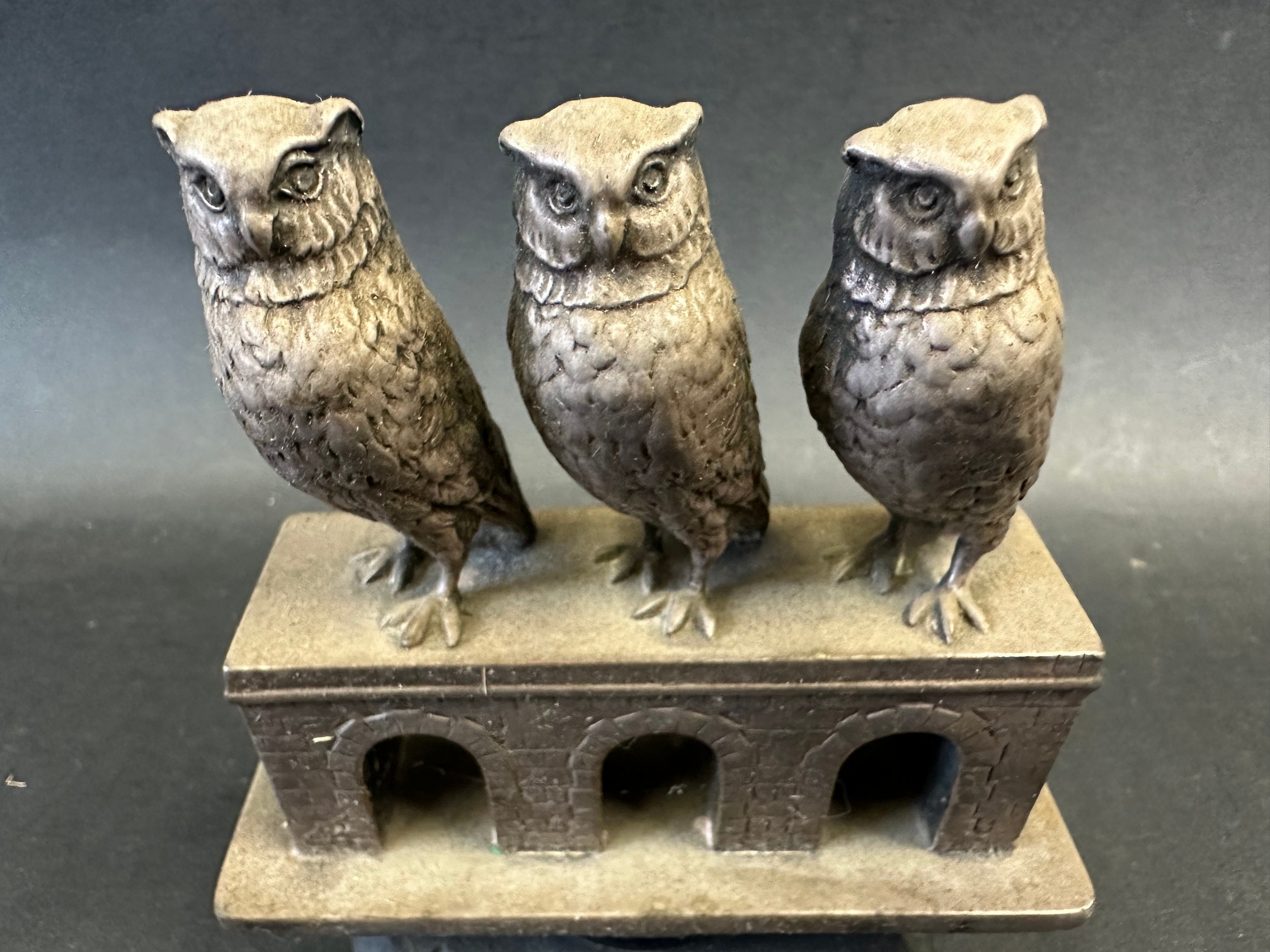 A rare and unusual car accessory mascot depicting three owls evenly placed upon a bridge of three - Image 2 of 4