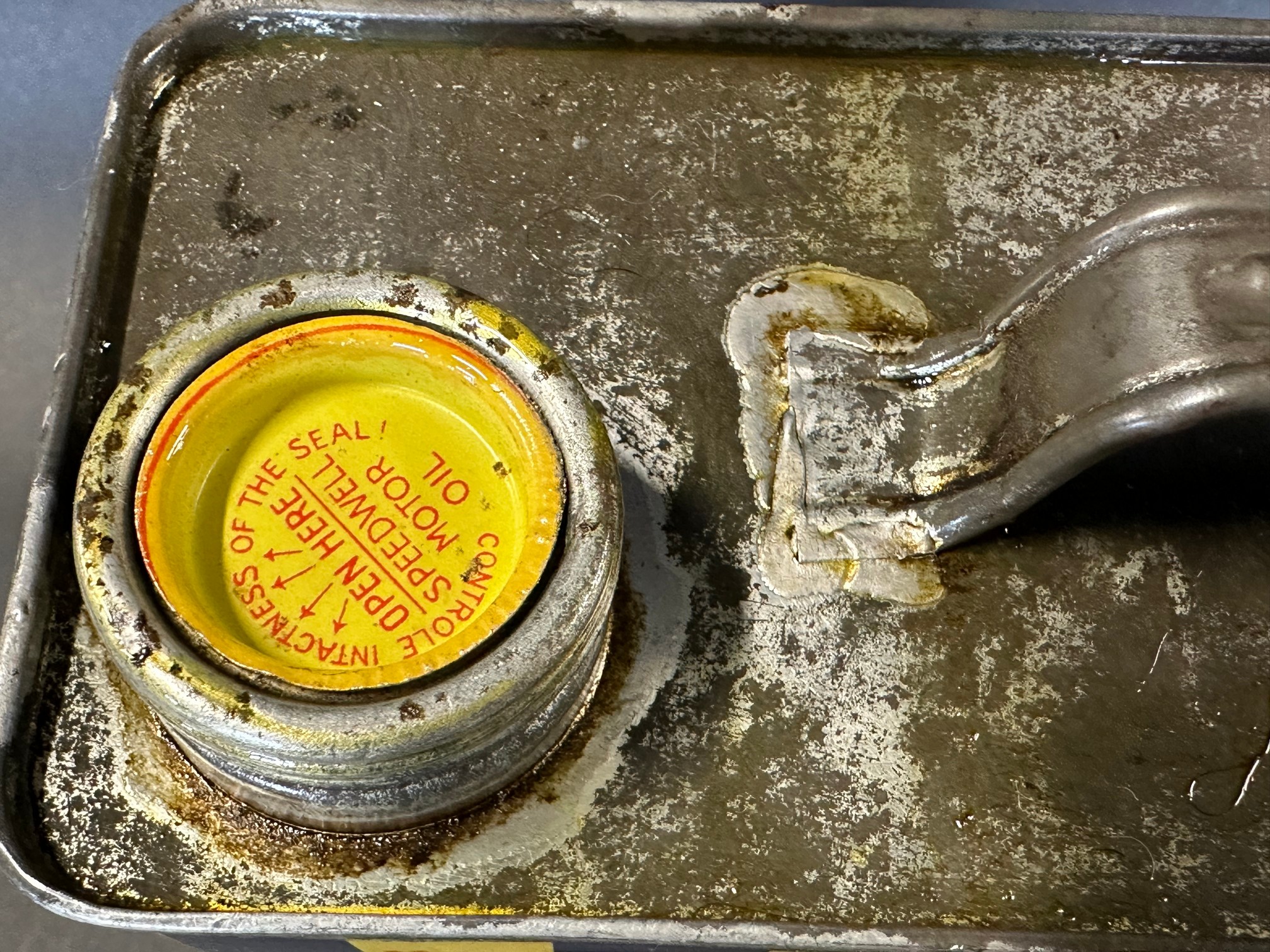 A Speedwell Motor Oil gallon can in good condition, complete with Speedwell sealed cap. - Image 6 of 8