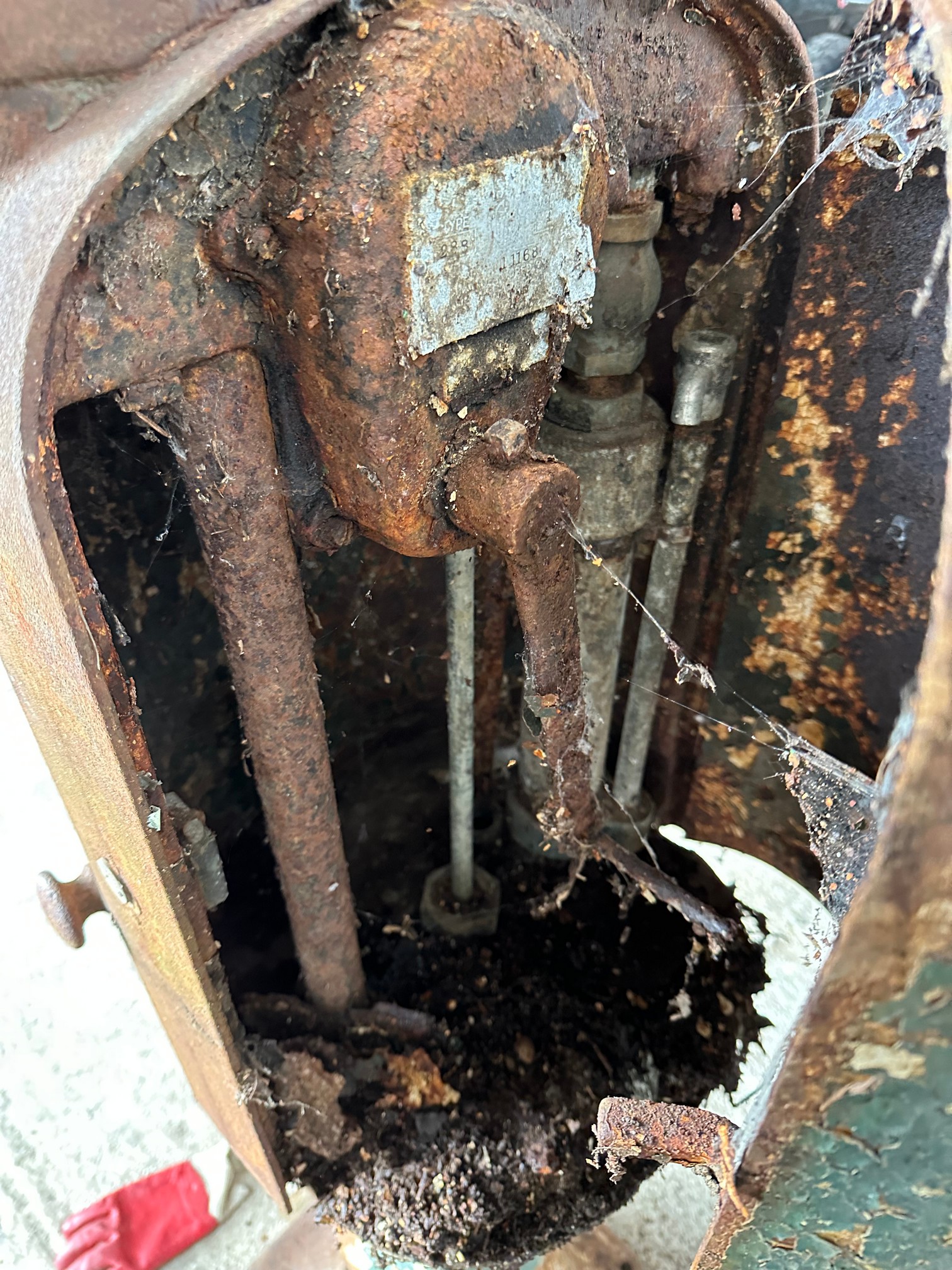 A Gilbarco T8 petrol pump for restoration. - Image 4 of 5