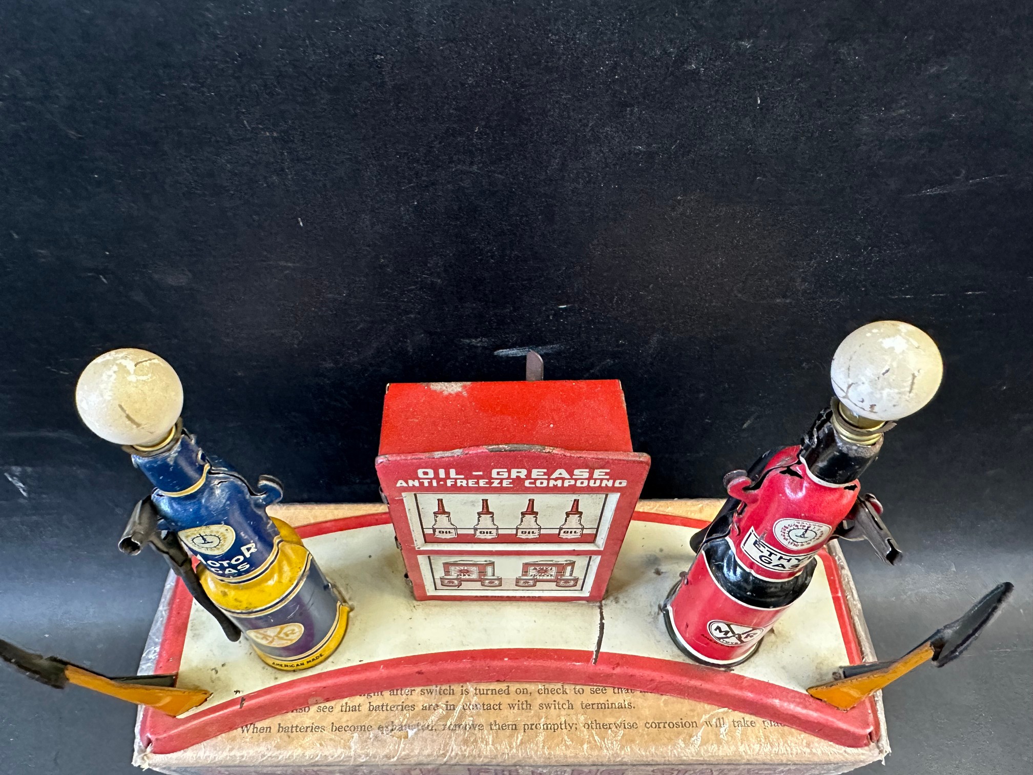 A rare boxed circa 1930s Marx Toys tinplate garage forecourt comprising two petrol pumps flanking - Image 3 of 4