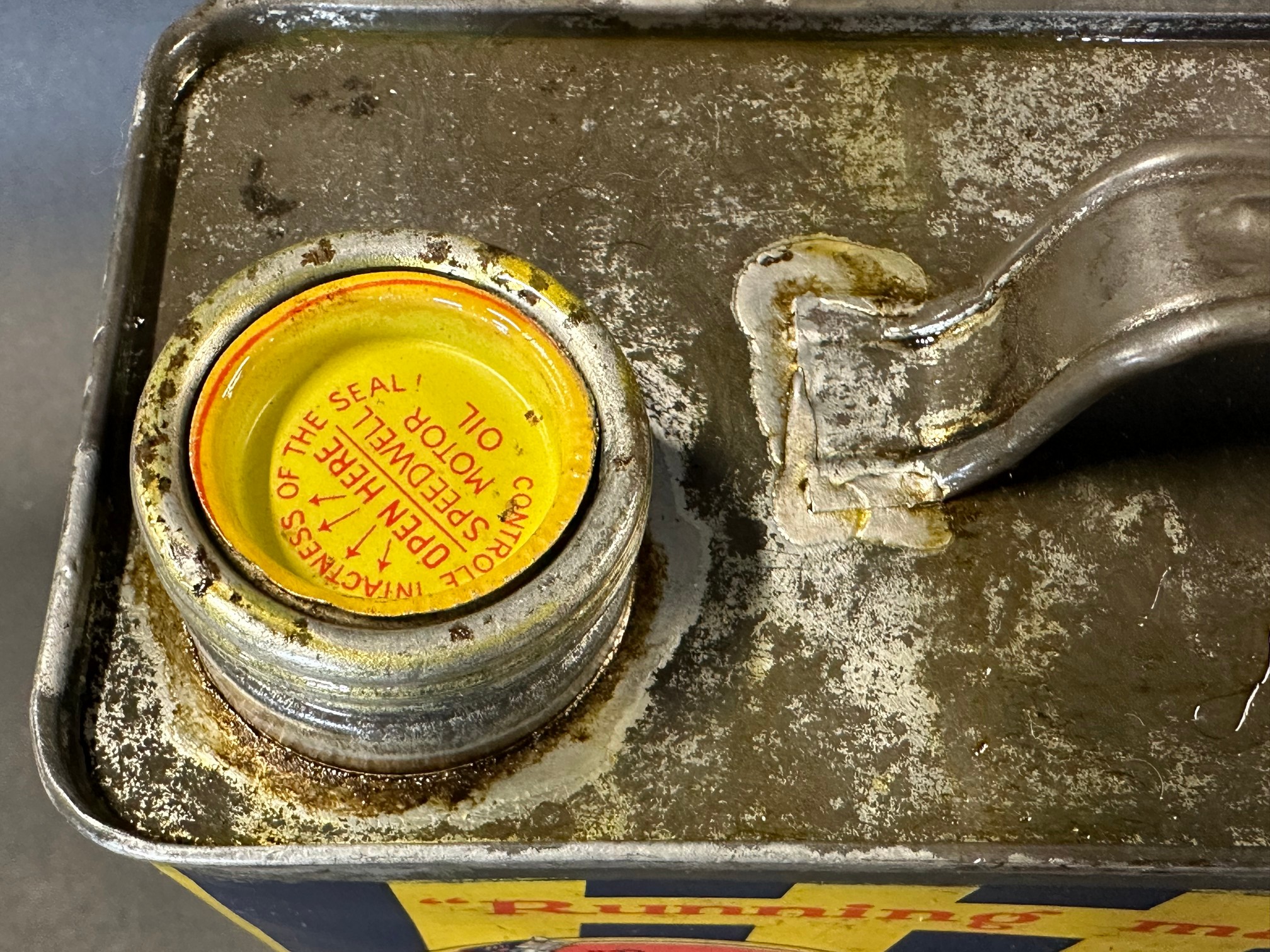 A Speedwell Motor Oil gallon can in good condition, complete with Speedwell sealed cap. - Image 7 of 8