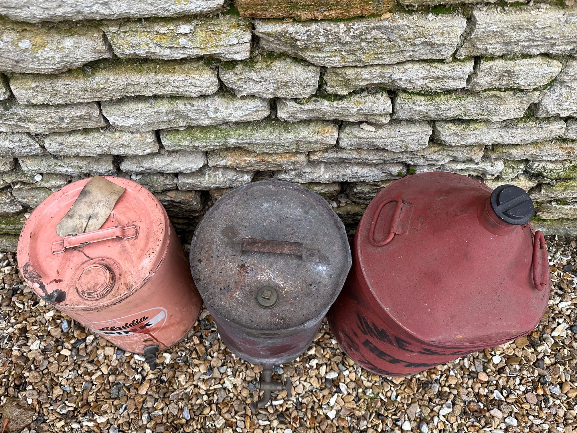 An Aladdin Pink Paraffin five gallon can with tap, a James Odell Refined Petroleum five gallon - Bild 2 aus 2