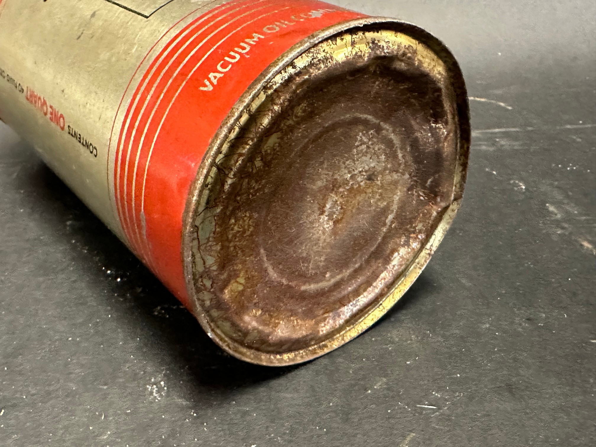 A Gargoyle Mobiloil 'Shock Absorber Oil Light' circular quart can in good condition. - Image 4 of 4