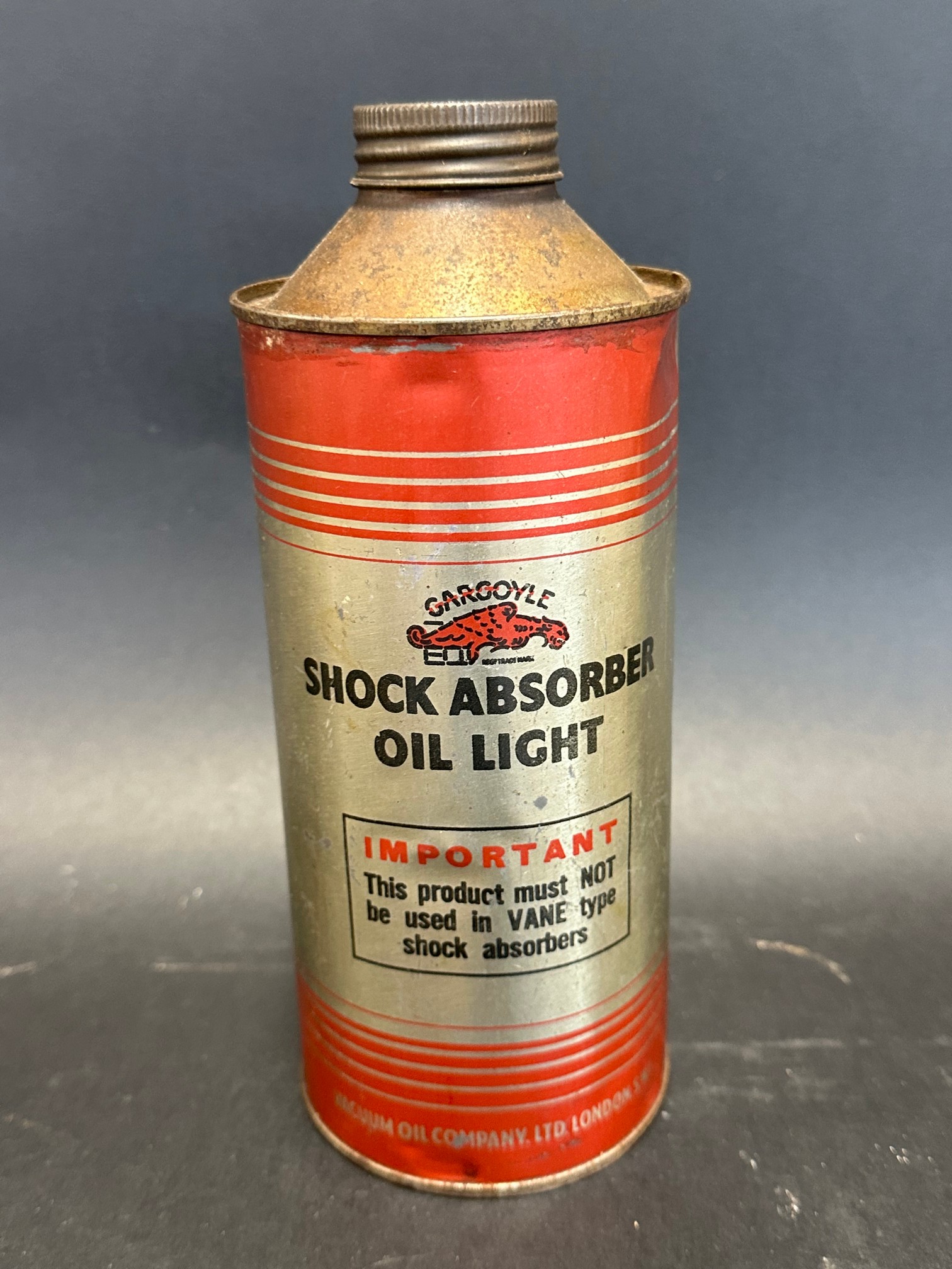 A Gargoyle Mobiloil 'Shock Absorber Oil Light' circular quart can in good condition. - Image 2 of 4