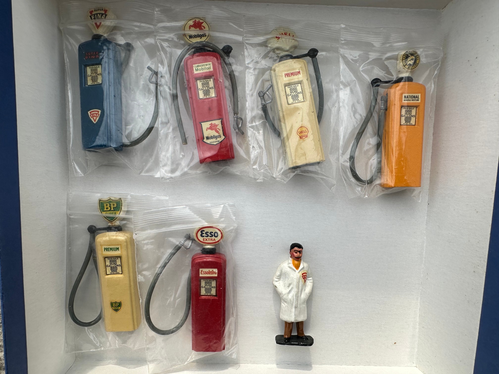 A boxed Autocraft 1/32 scale model garage with various die-cast pumps, a boxed set of petrol pumps - Image 2 of 3