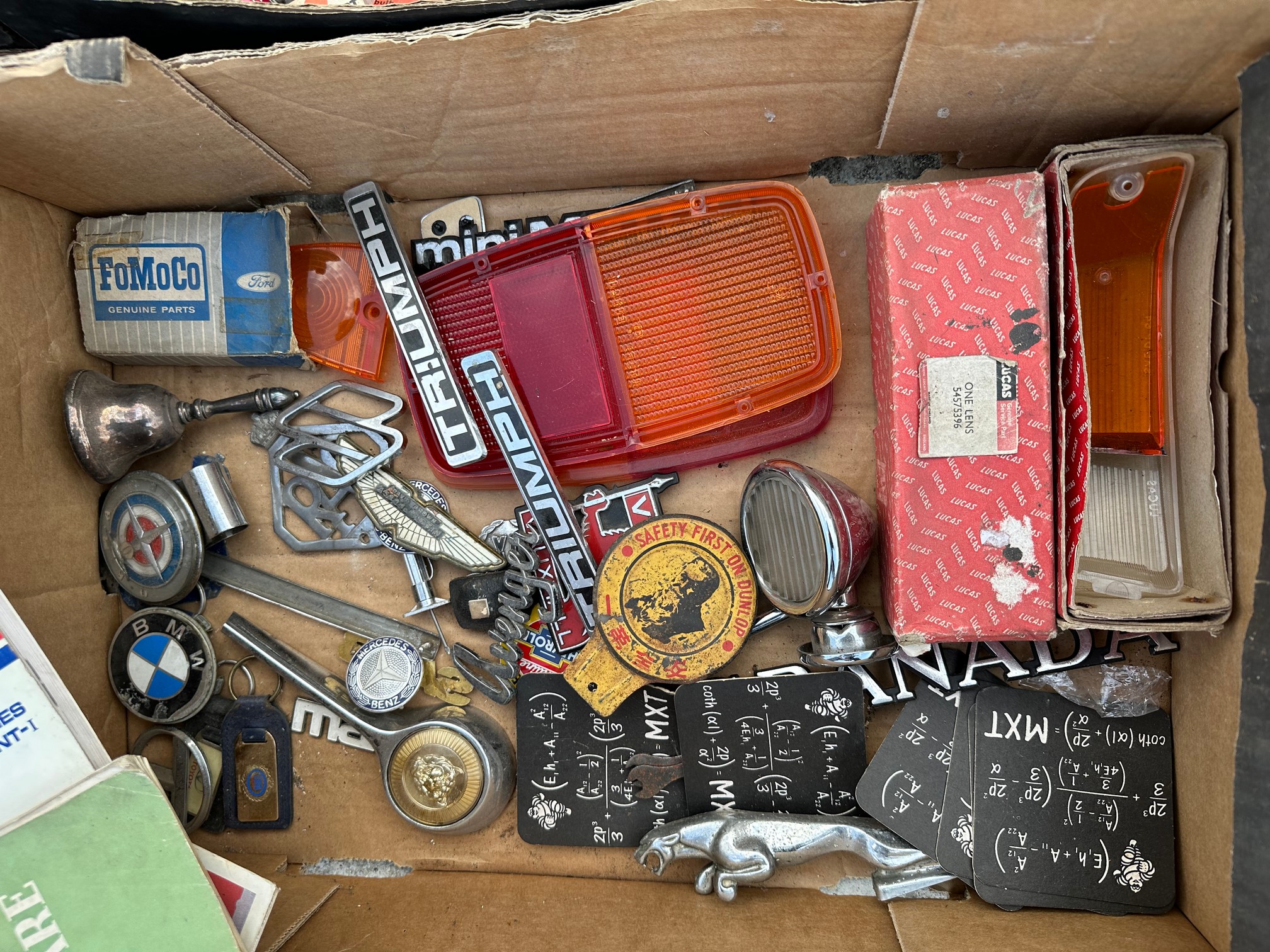 An autojumbler's lot of various parts, badges and insignia. - Image 5 of 5