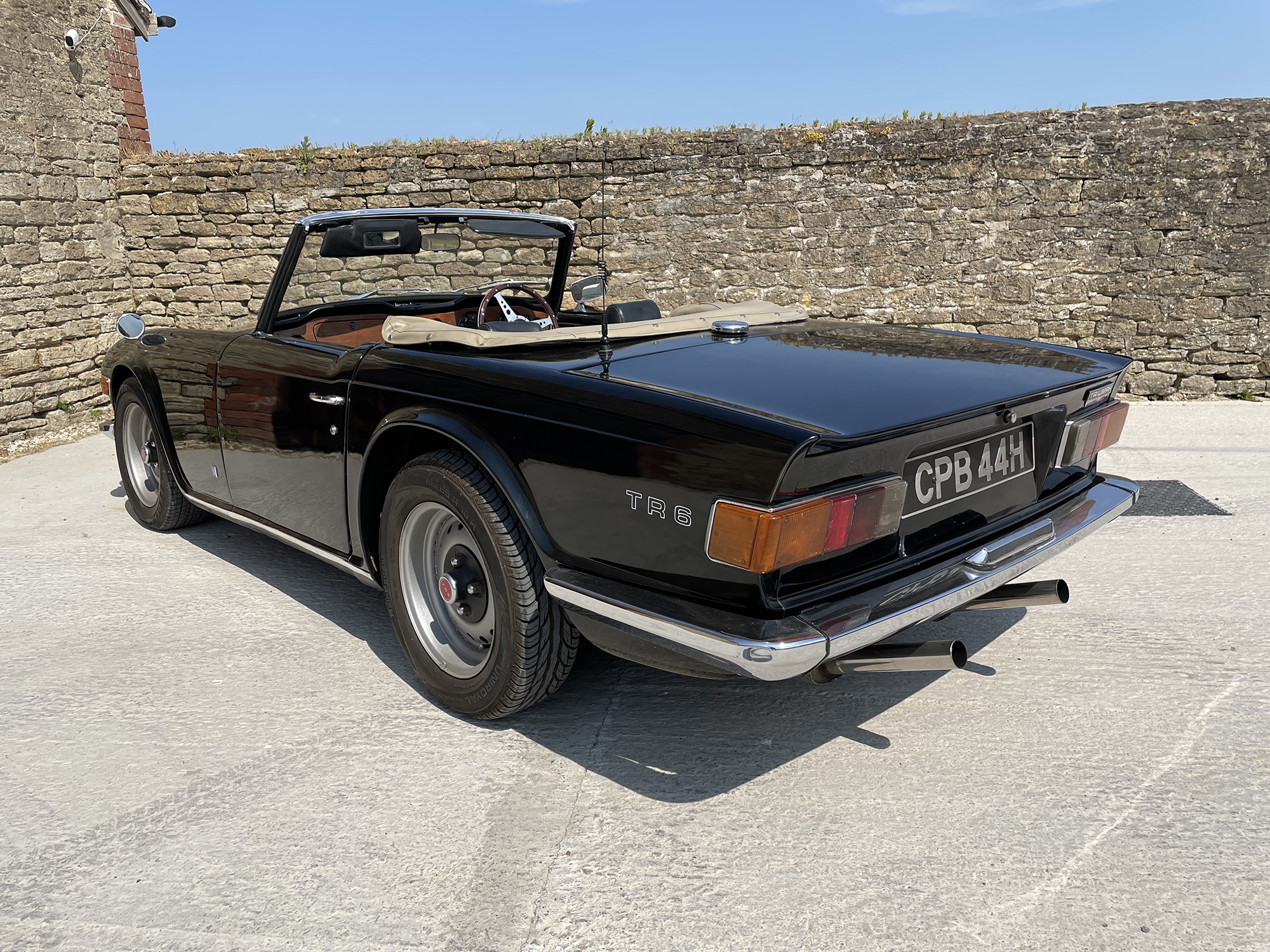 1970 Triumph TR6 Reg. no. CPB 44H Chassis no. CP513450 Engine no. CP25693HE - Image 8 of 21