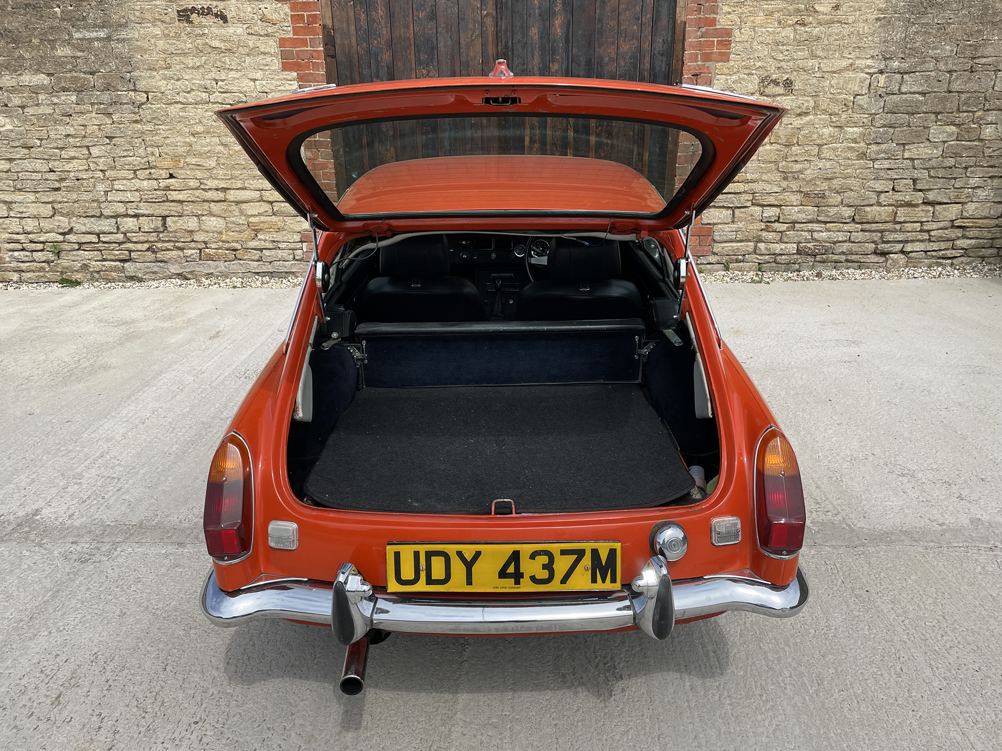 1973 MGB GT V8 Reg. no. UDY 437M Chassis no. GD2D1125G Engine no. 8600023 - Image 14 of 16