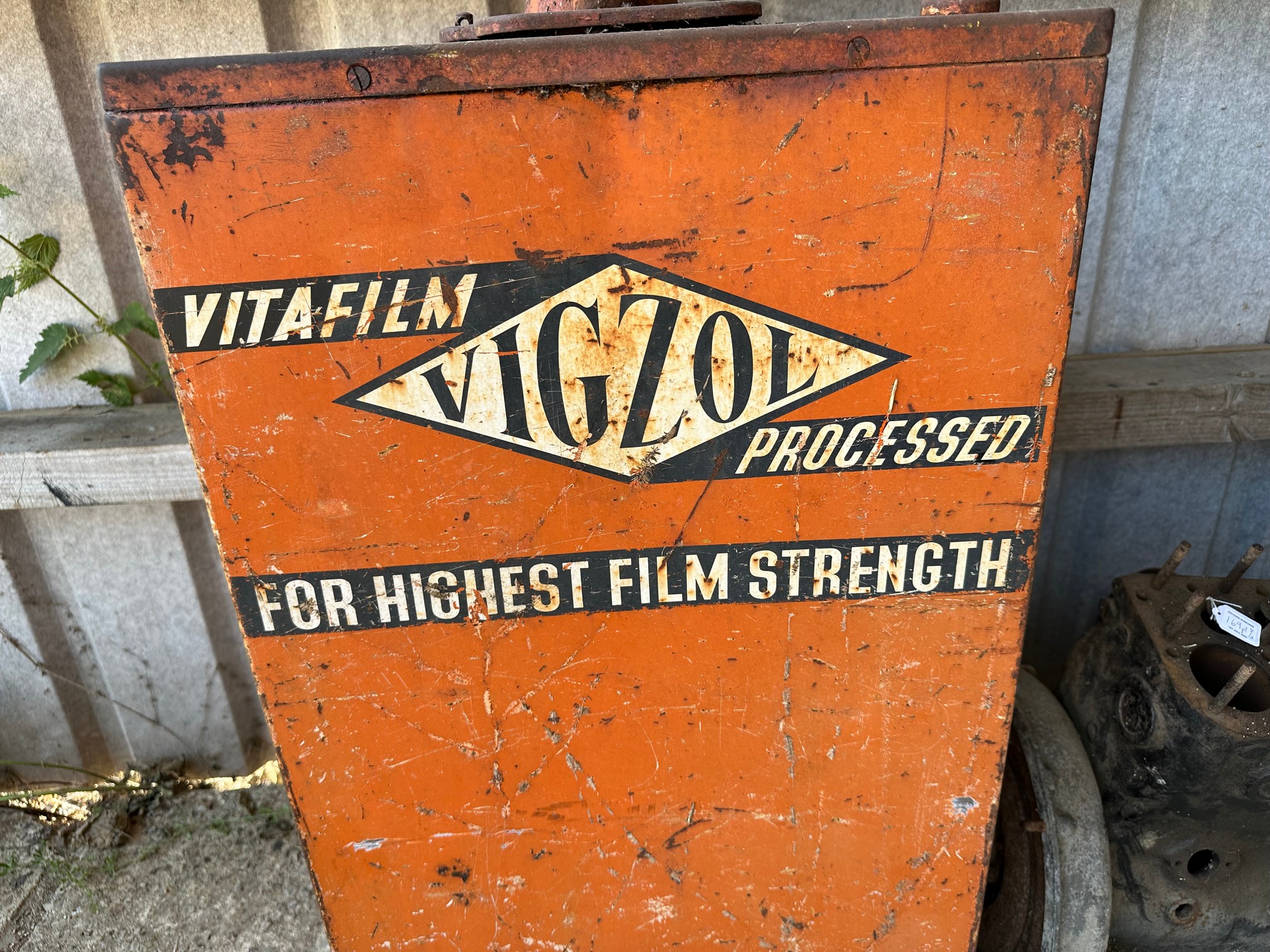 An old garage bulk oil tank in original Vigzol livery. - Image 2 of 3