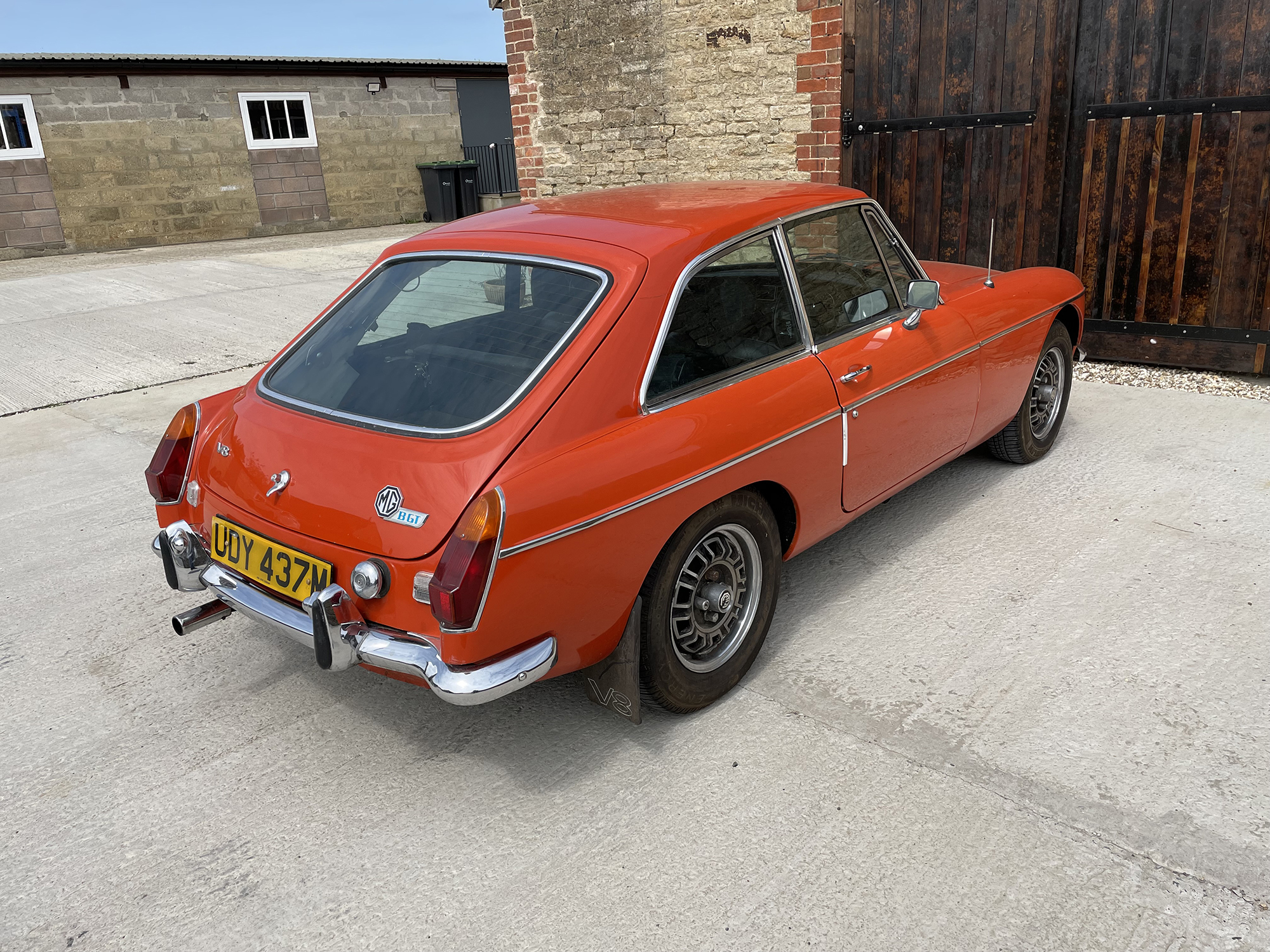 1973 MGB GT V8 Reg. no. UDY 437M Chassis no. GD2D1125G Engine no. 8600023 - Image 8 of 16