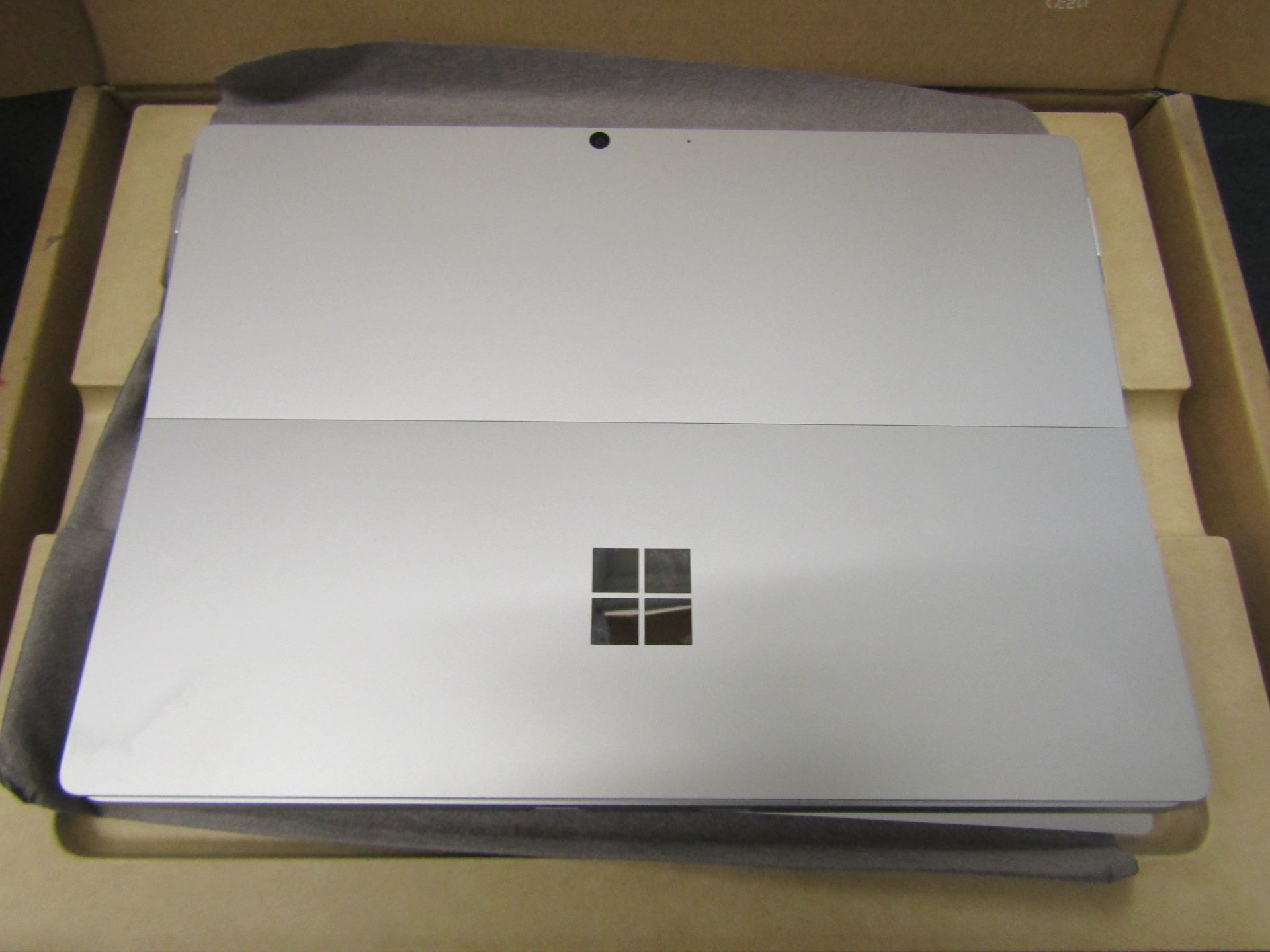 Microsoft Surface Pro 8, with 11th Gen intel Coire i5 processor, 8GB Go RAM, 256Gb in platinum, - Image 2 of 2