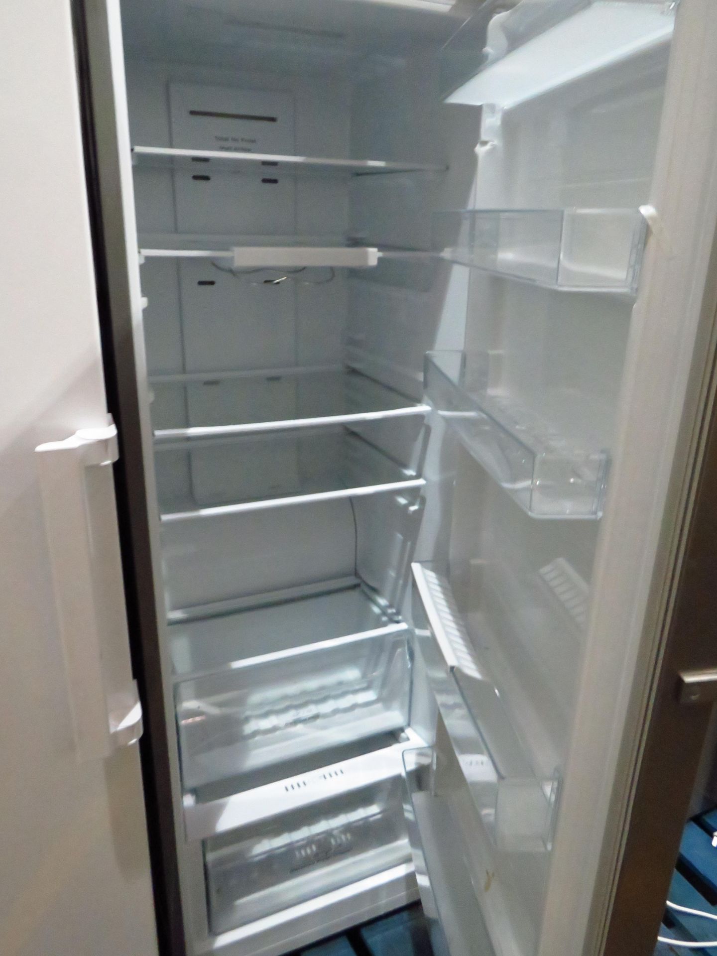 Hisense Fridge, powers on but doesn?t get cold - Image 2 of 2