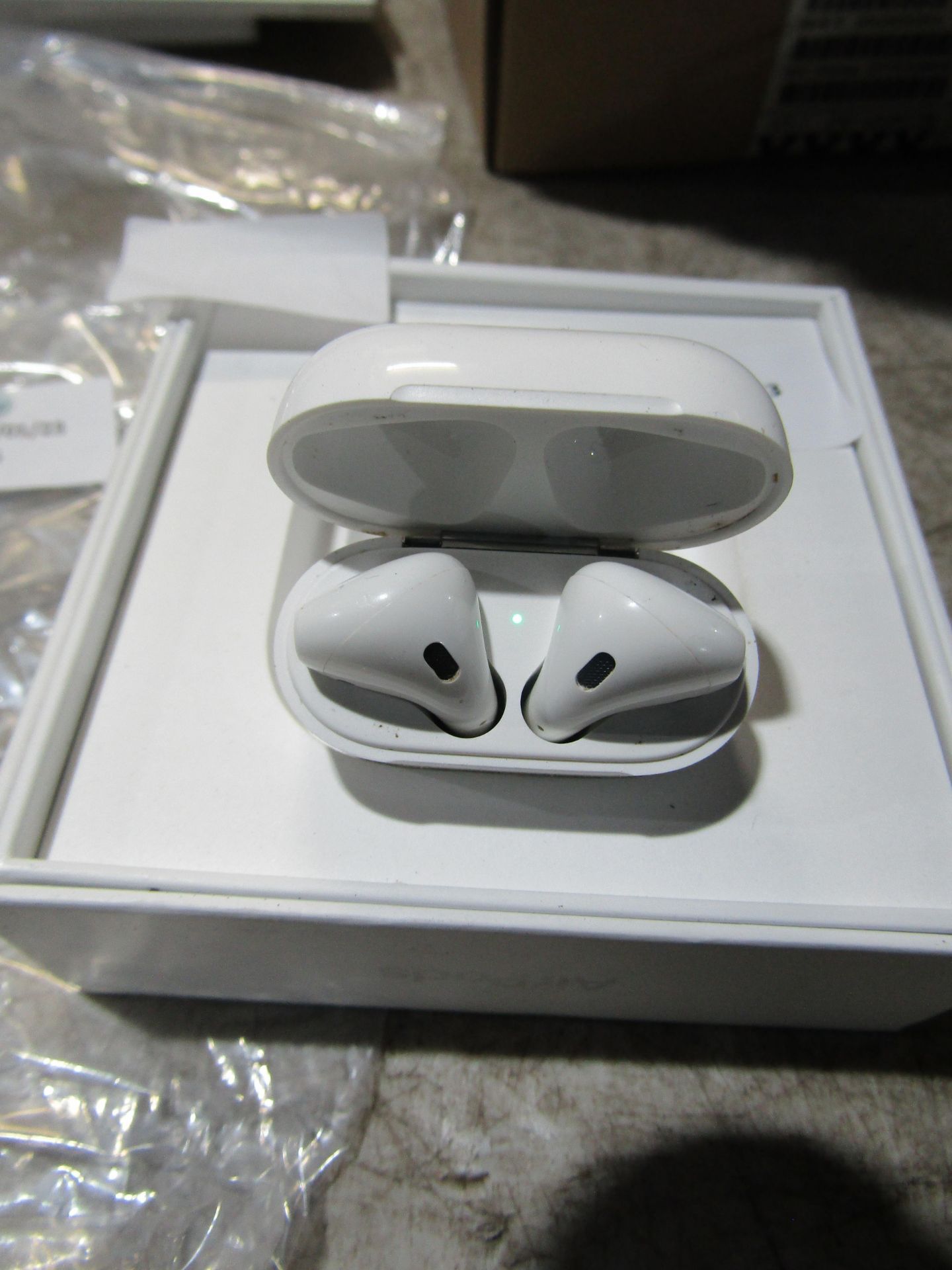 Air Pod Ear Buds with Charging Case in original packaging serial no.GRQO7EQKLX2Y (powers on)