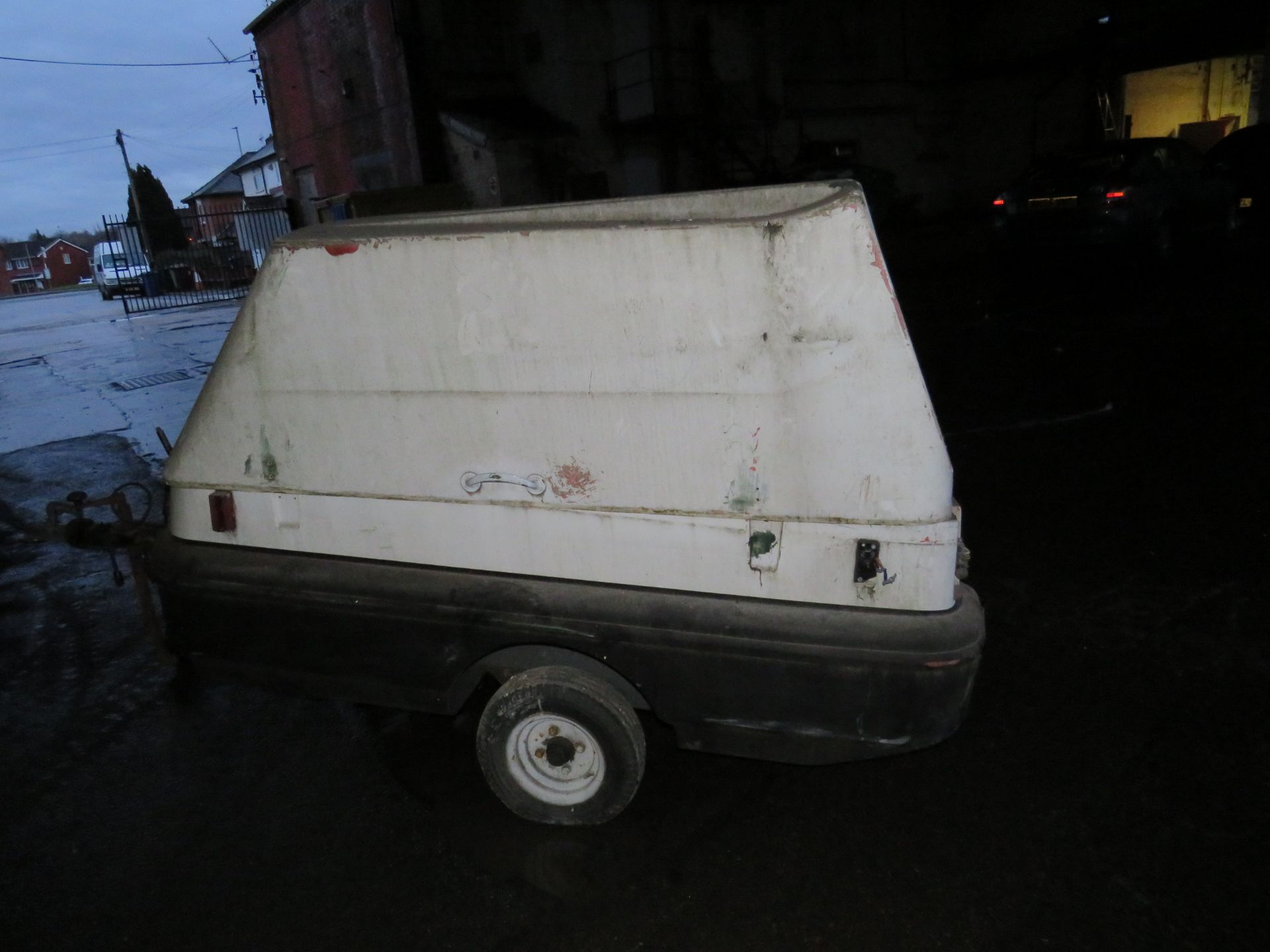 Small 2 wheel trailer with removeable top, this trailer needs some TLC to put it back to a road - Image 3 of 5