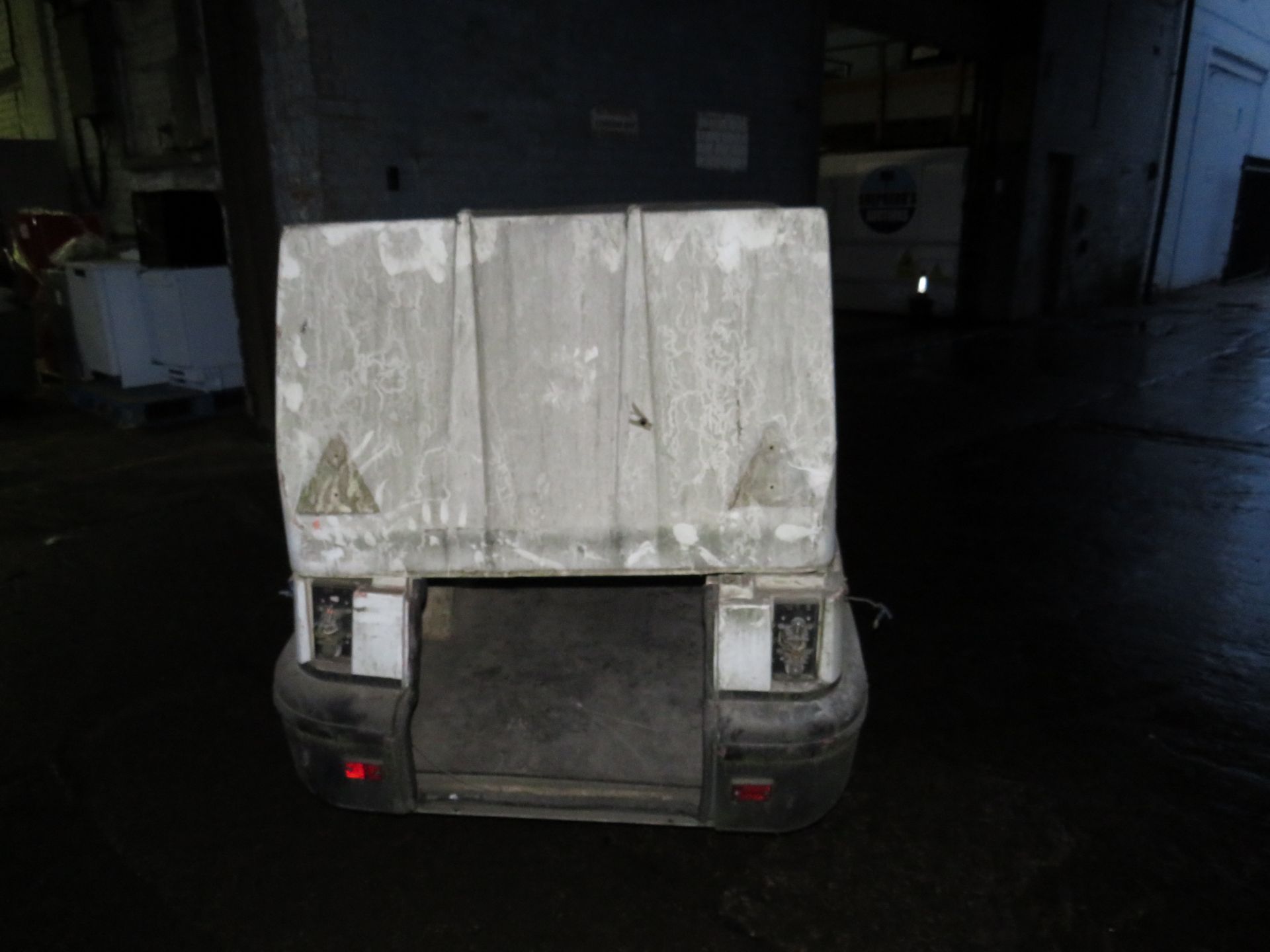 Small 2 wheel trailer with removeable top, this trailer needs some TLC to put it back to a road - Image 2 of 5