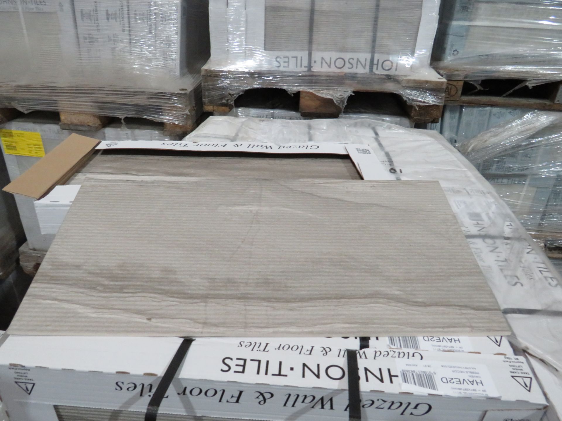 A pallet of 40x packs of 5 Johnsons 600x300mm Haven Pebble decor textured wall and floor tiles , - Image 2 of 2