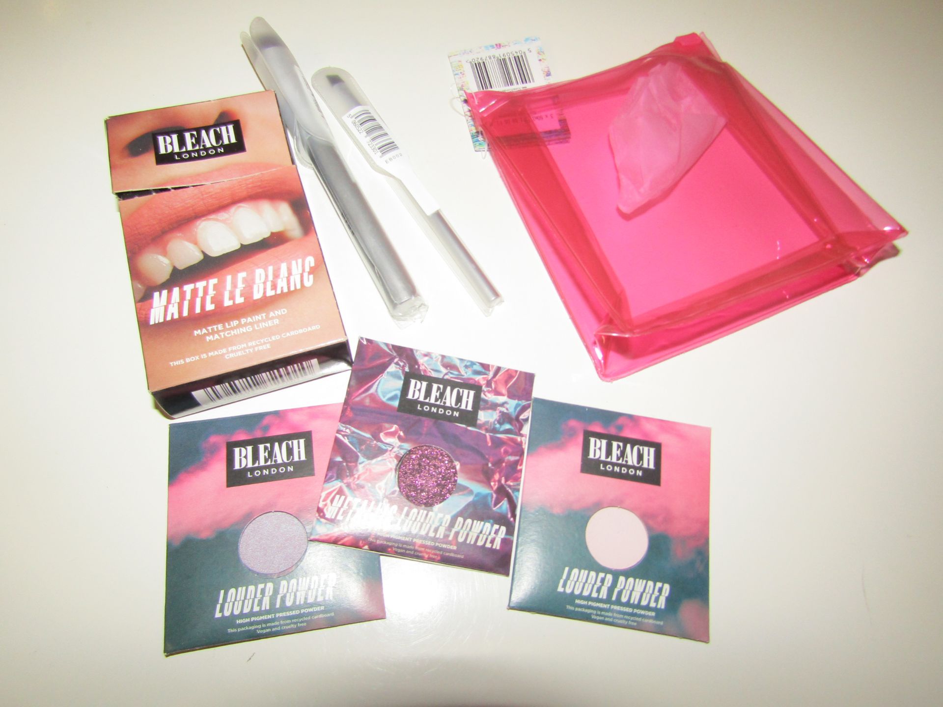 6-Piece Make-Up Set From Bleach London : 1x Mini Pink Make-Up Case 2x Various Make-Up Brushes 3x