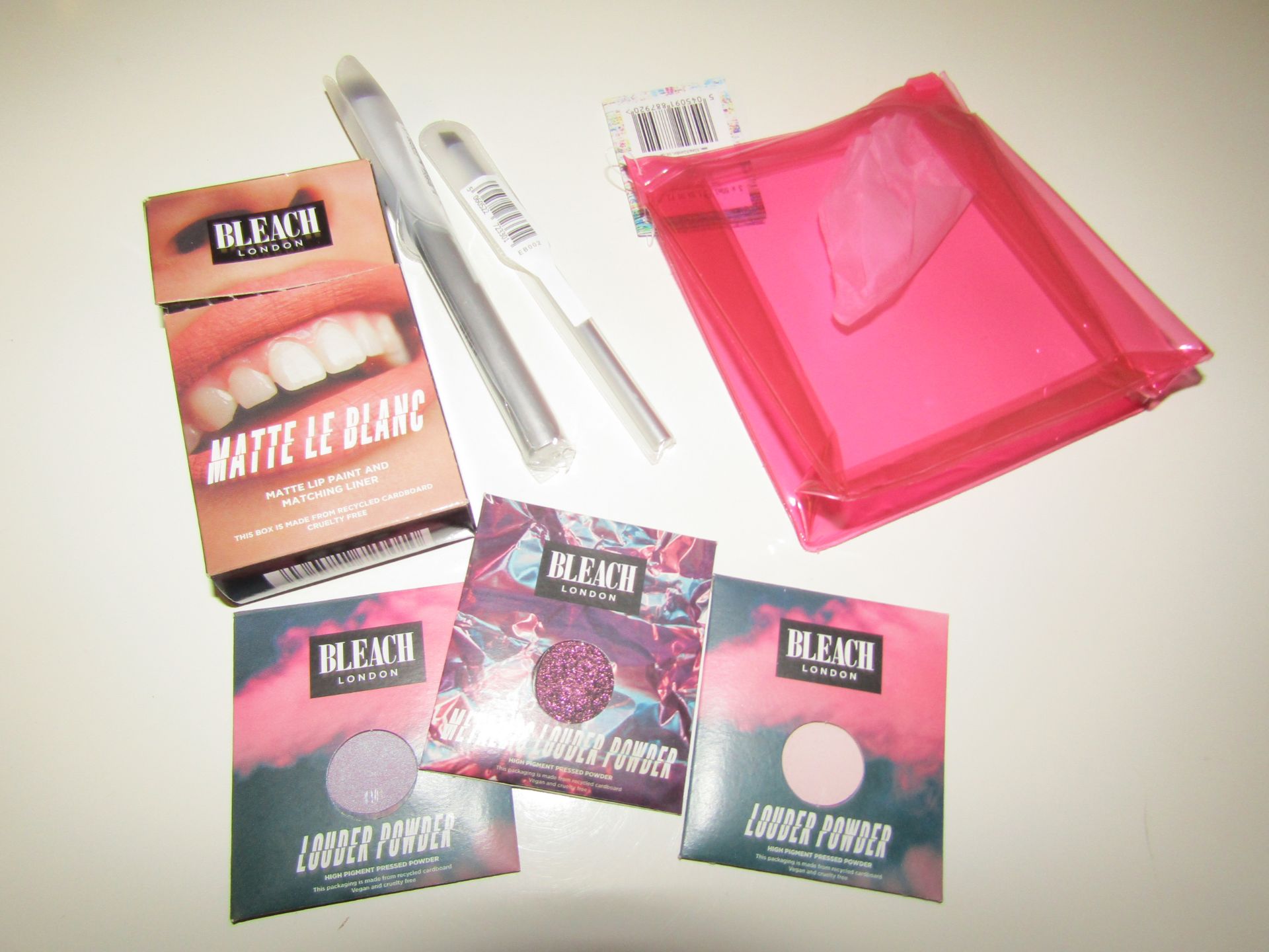 6-Piece Make-Up Set From Bleach London : 1x Mini Pink Make-Up Case 2x Various Make-Up Brushes 3x