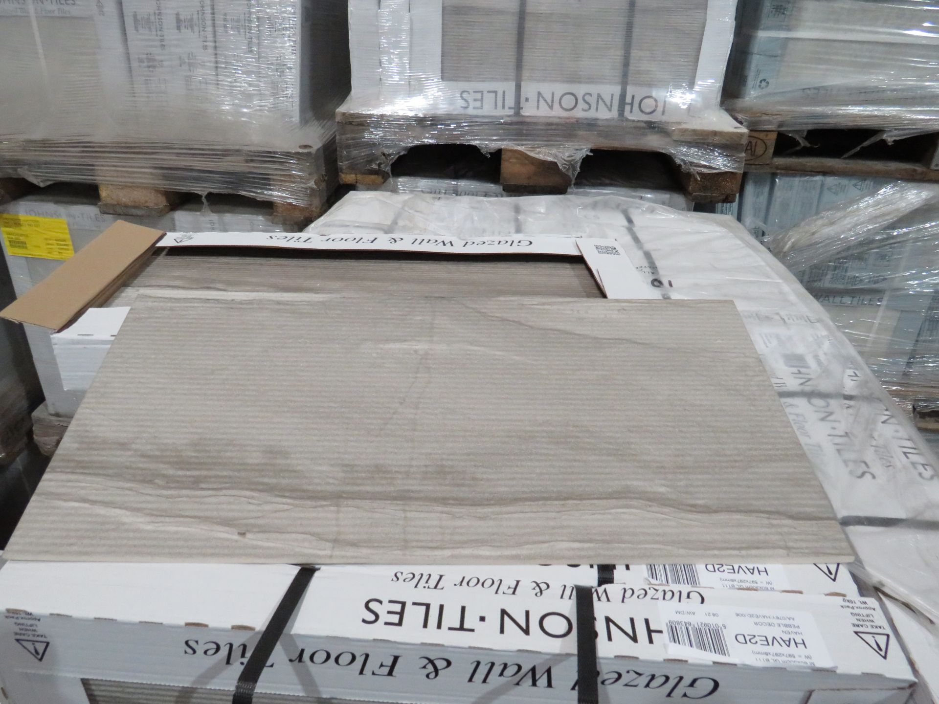 A pallet of 40x packs of 5 Johnsons 600x300mm Haven Pebble decor textured wall and floor tiles , - Image 2 of 2