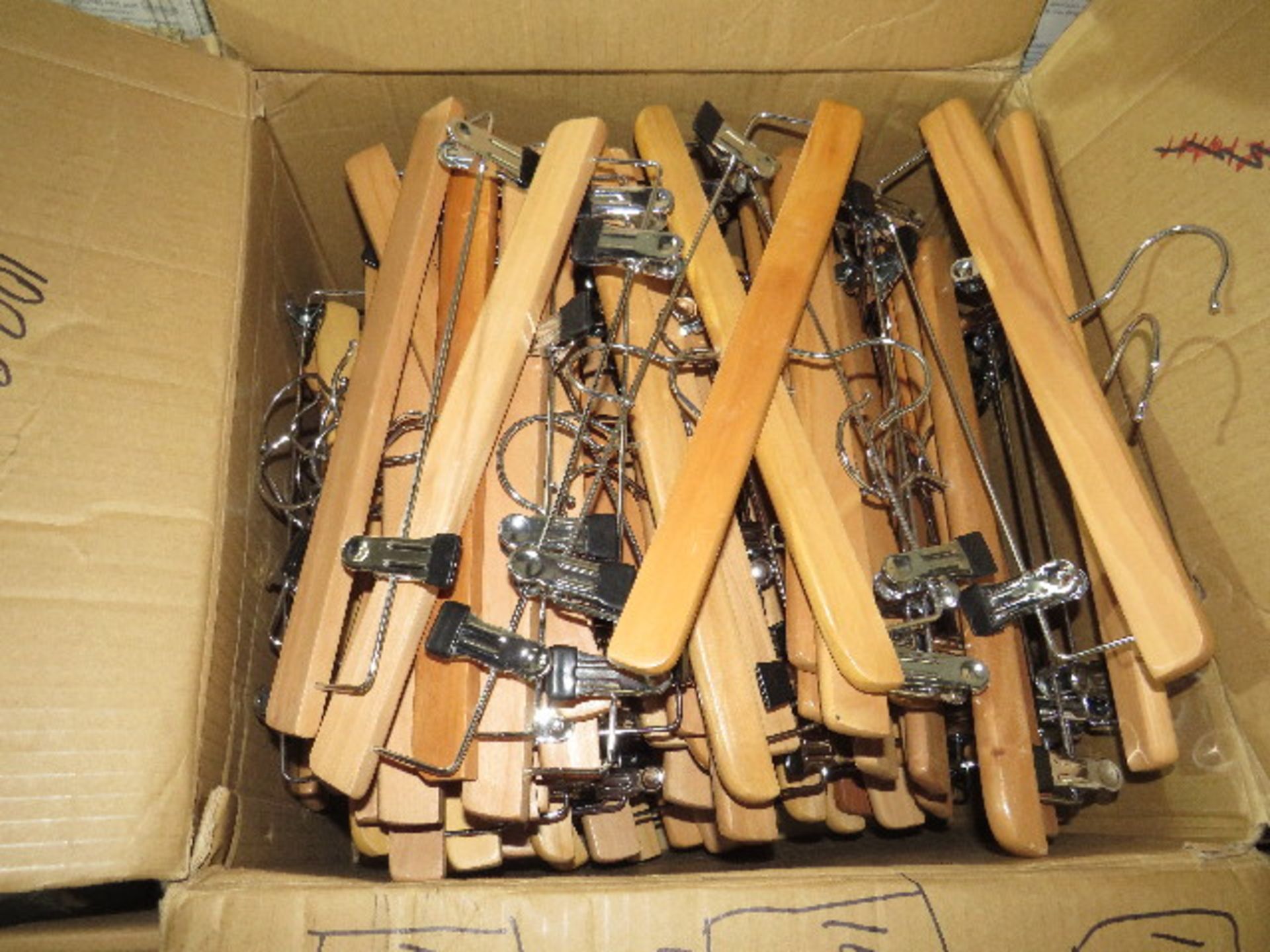 1x Box Containing Approx 100+ Wood & Metal Hangers - Good Condition.