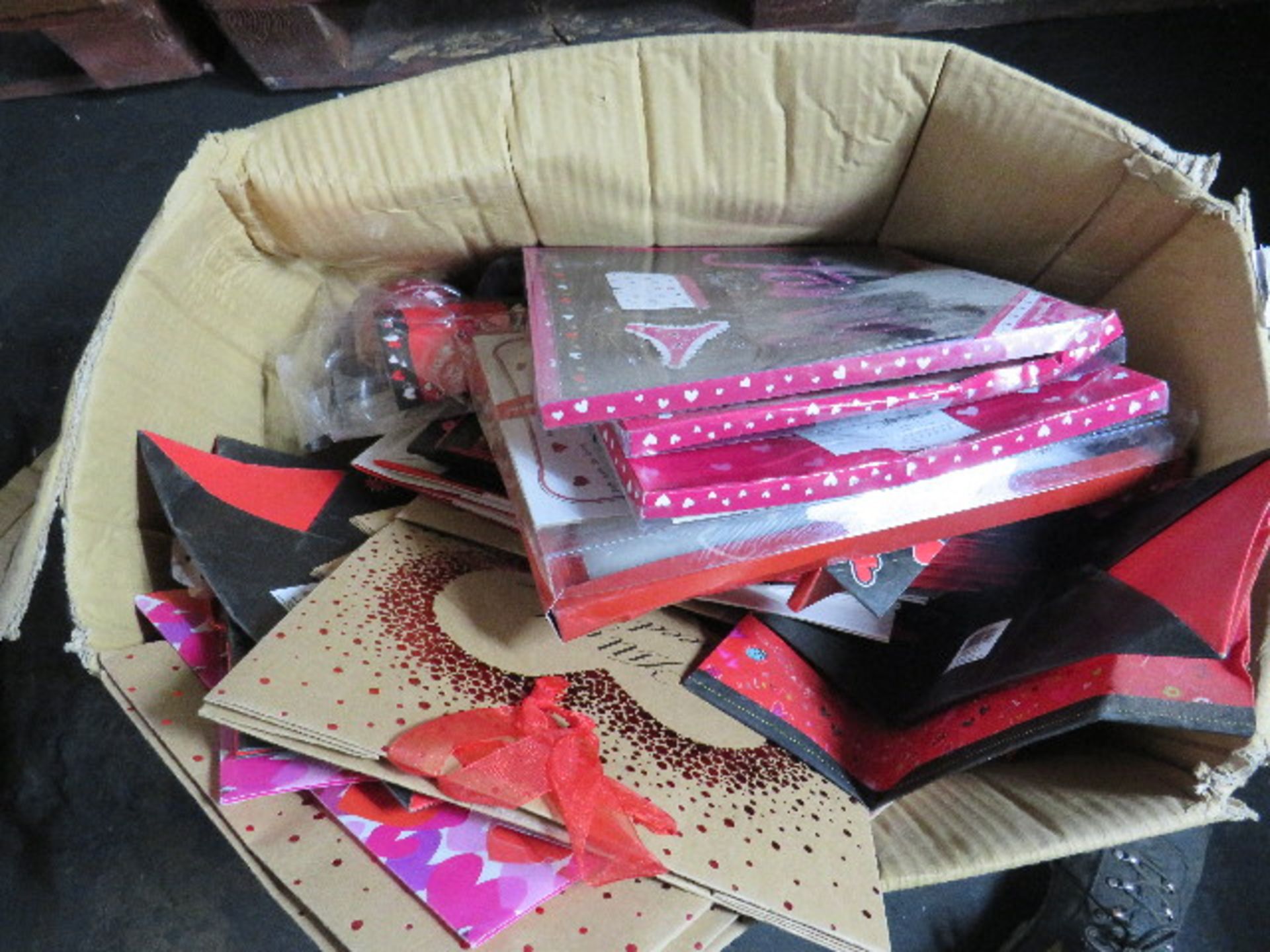 1x Box Containing Approx 10+ Assorted Valentines Items - All Unchecked, Viewing Recommmended.