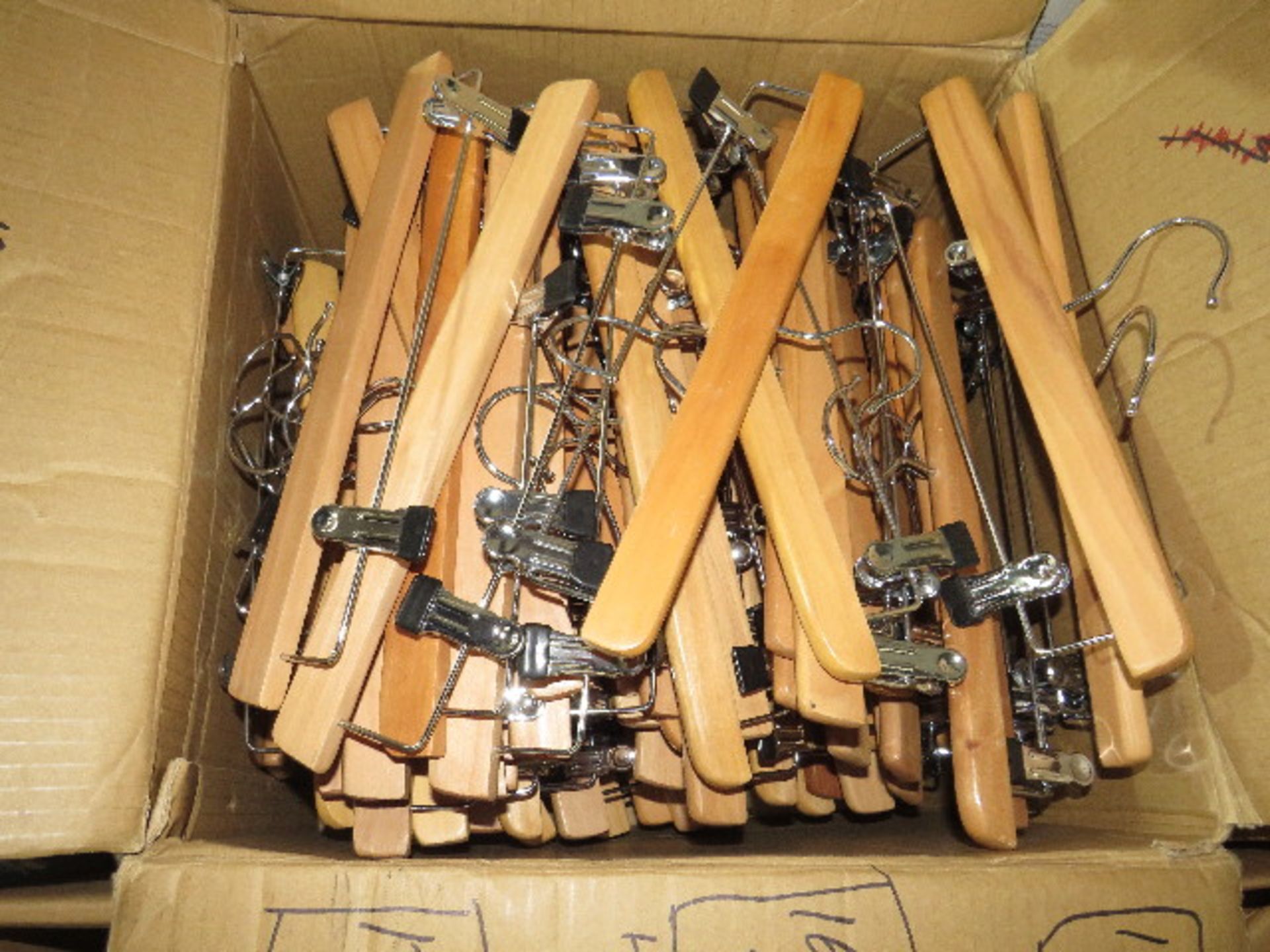 1x Box Containing Approx 100+ Wood & Metal Hangers - Good Condition.