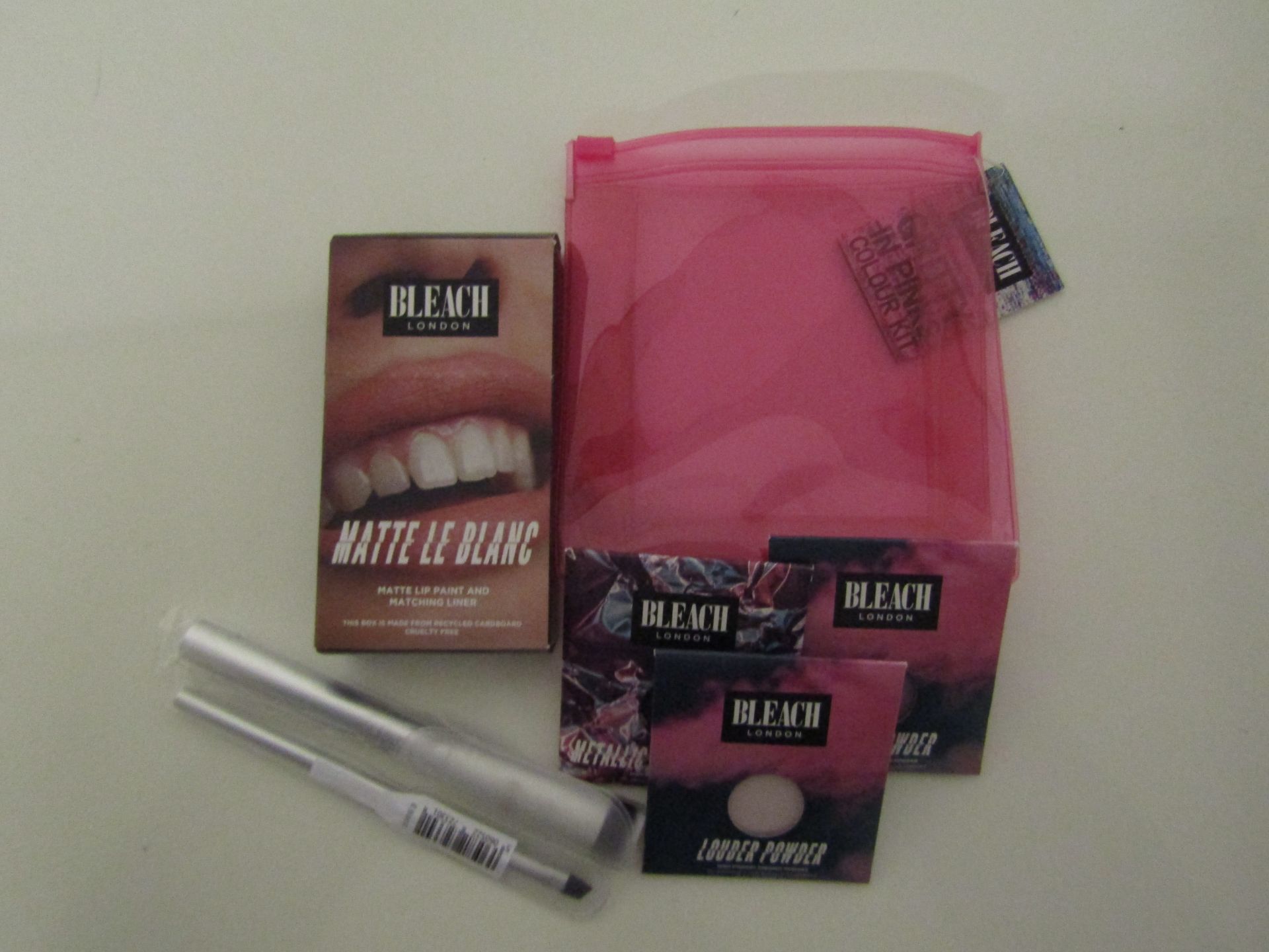 6-Piece Make-Up Set From Bleach London : 1x Mini Pink Make-Up Case 2x Various Make-Up Brushes 3x