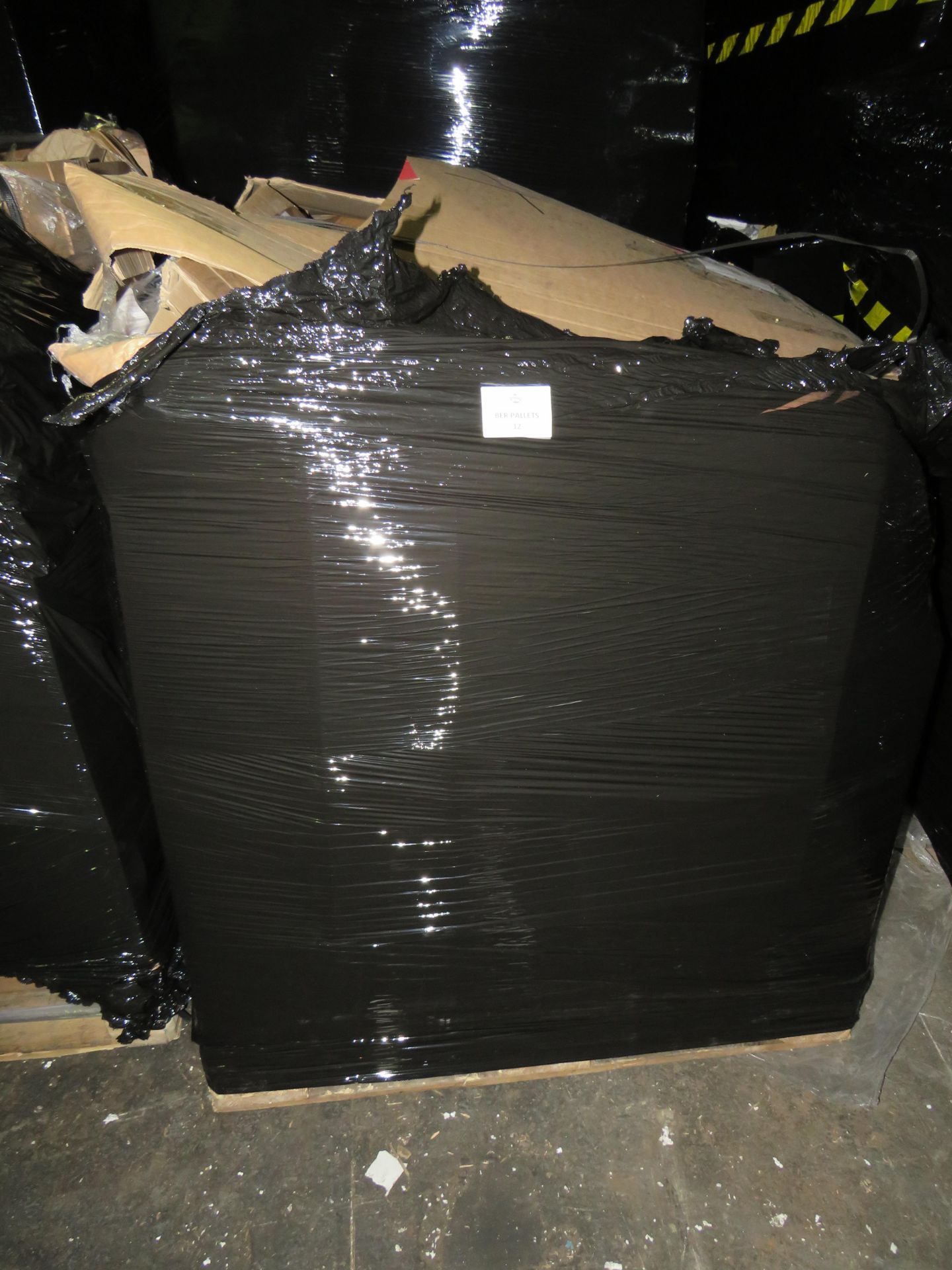 1X PALLET CONTAINING APPROX 800 : LAMINATE FLOORING SAMPLES - Samples Are Assorted and Completely