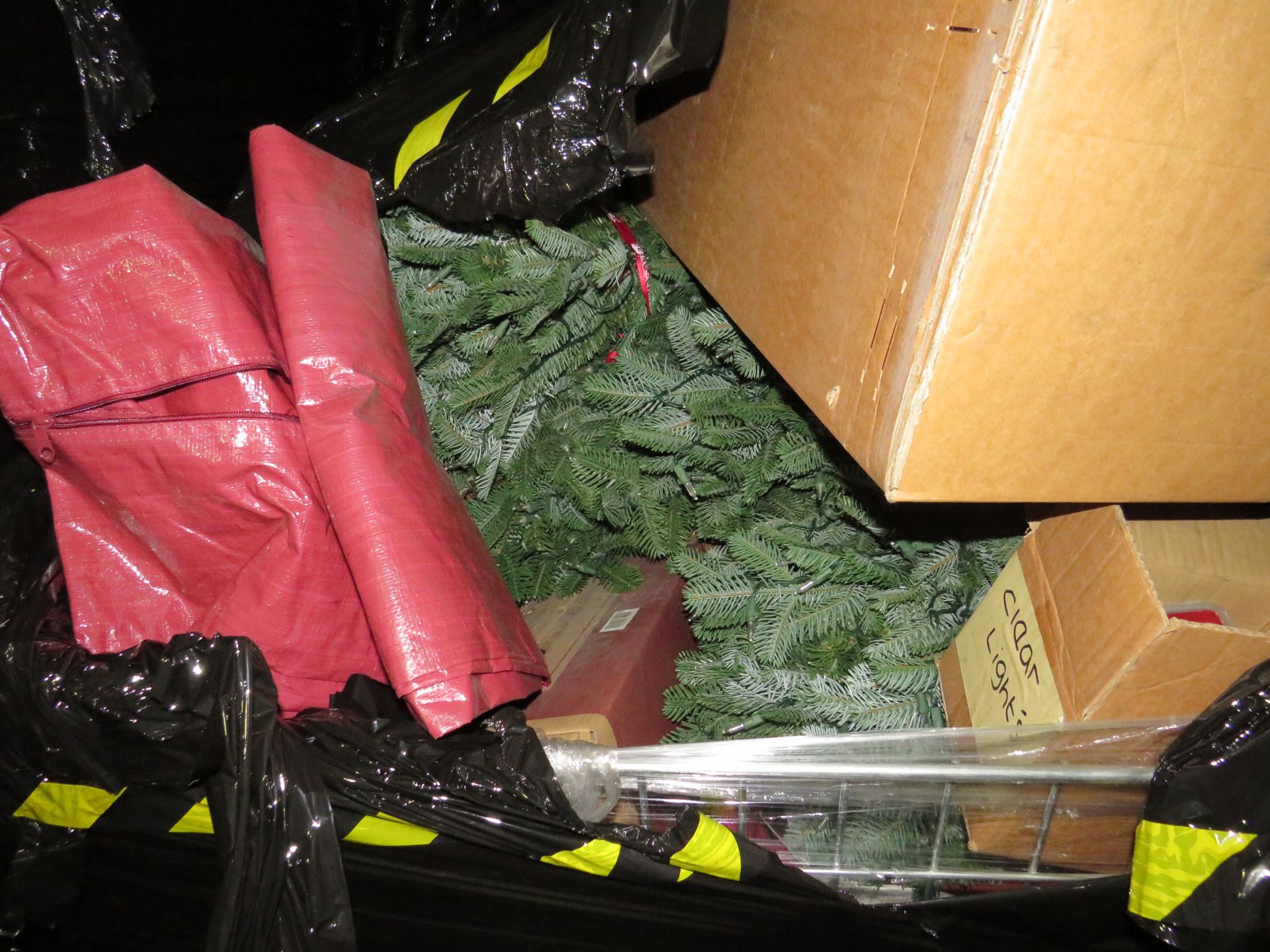 1X PALLET CONTAINING APPROX 10+ ITEMS BEING : CHRISTMAS TREES, CHRISTMAS TREE STORAGE BAGS, - Image 2 of 2