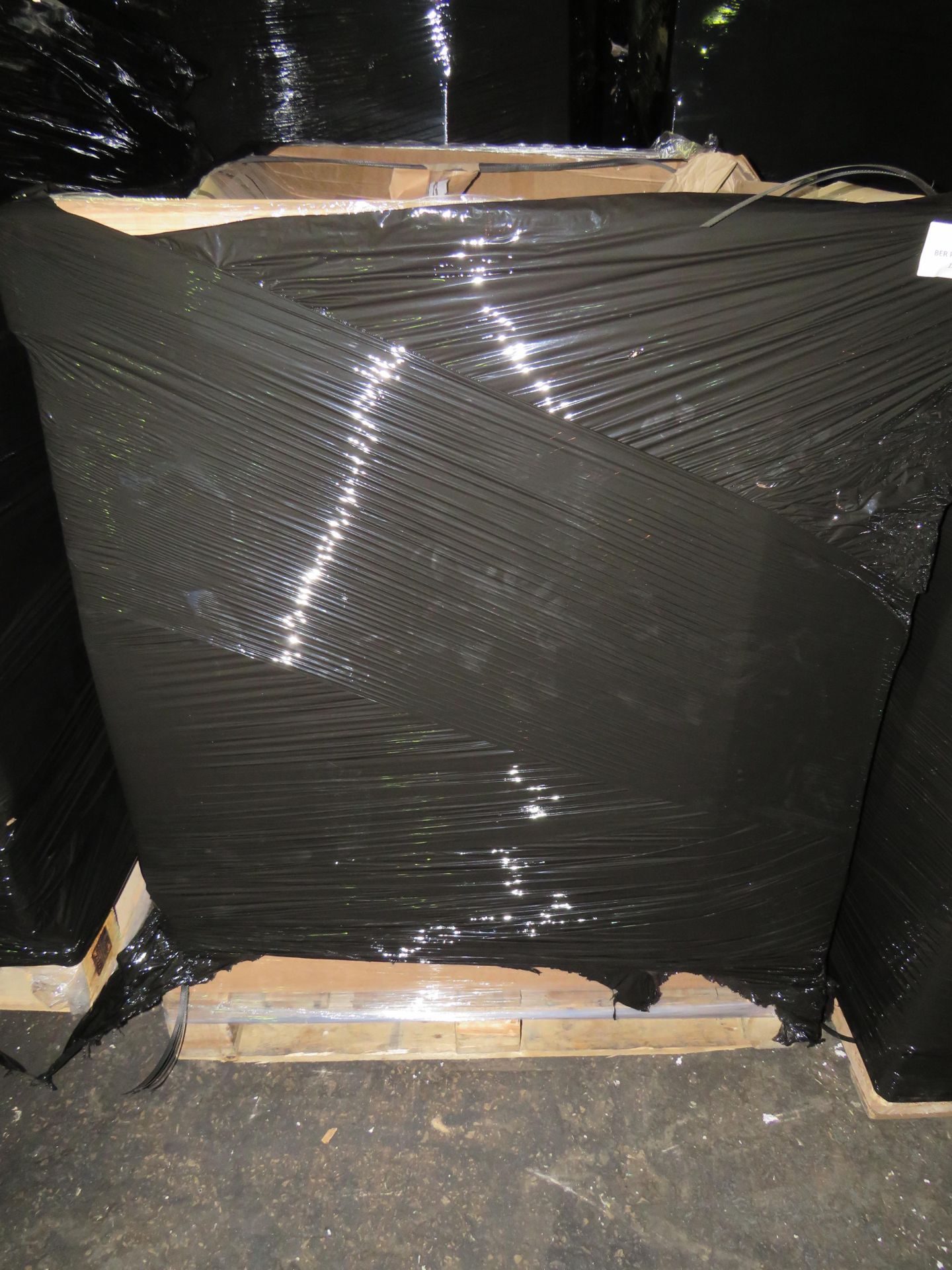 1X PALLET CONTAINING APPROX 800 : LAMINATE FLOORING SAMPLES - Samples Are Assorted and Completely