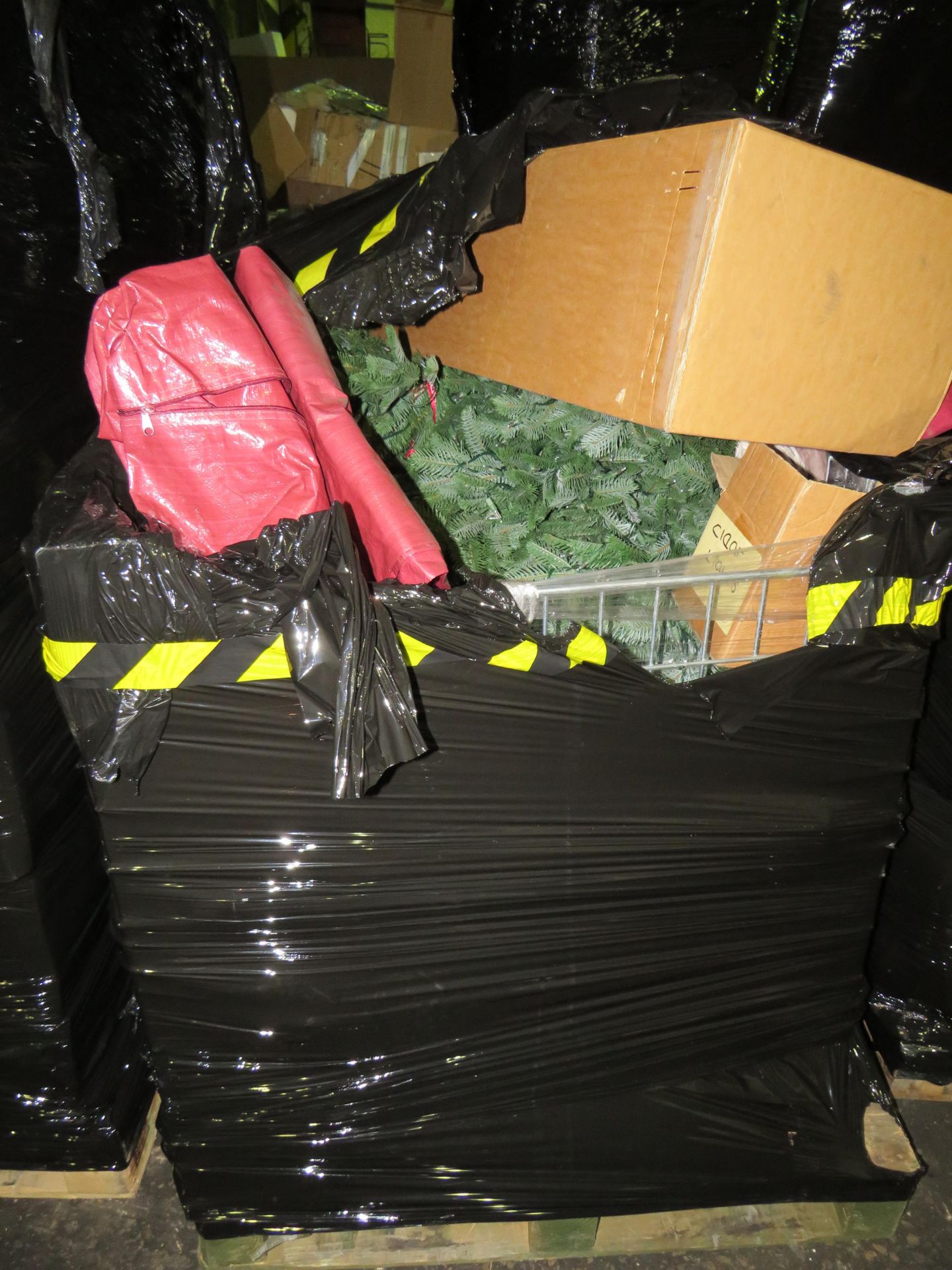 1X PALLET CONTAINING APPROX 10+ ITEMS BEING : CHRISTMAS TREES, CHRISTMAS TREE STORAGE BAGS,