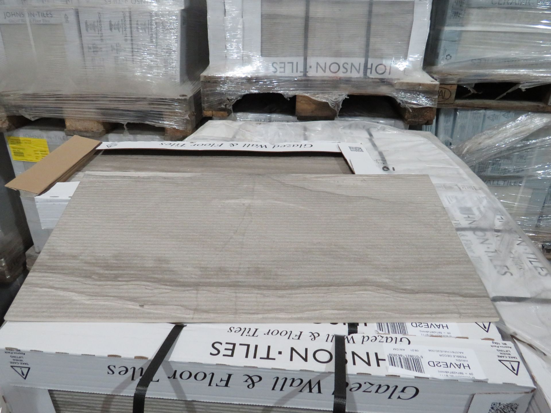 A pallet of 40x packs of 5 Johnsons 600x300mm Haven Pebble decor textured wall and floor tiles , - Image 2 of 2