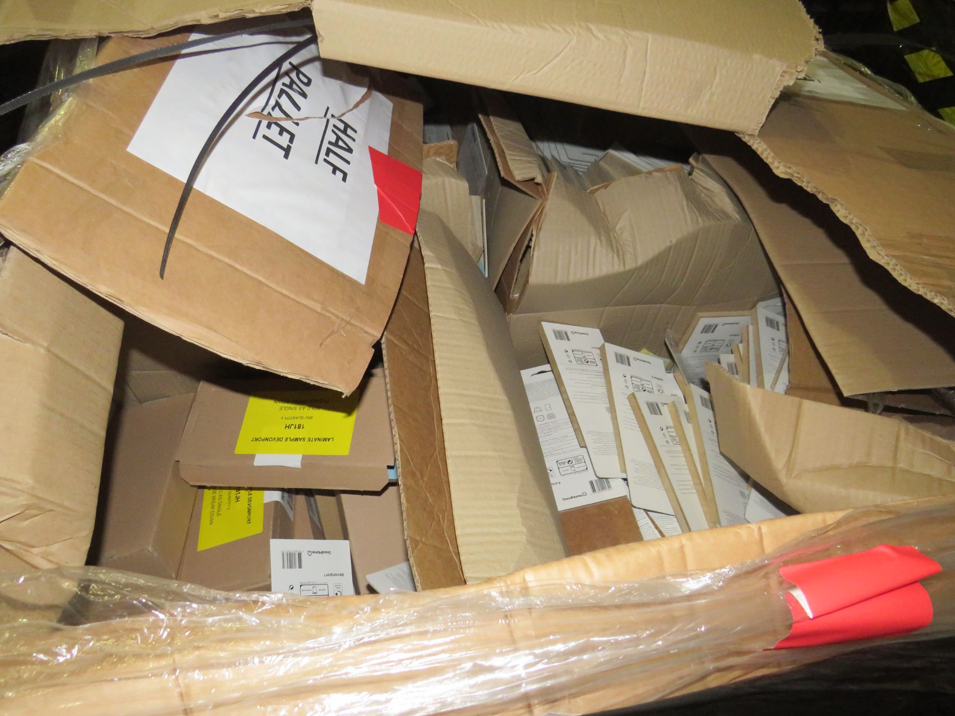 1X PALLET CONTAINING APPROX 800 : LAMINATE FLOORING SAMPLES - Samples Are Assorted and Completely