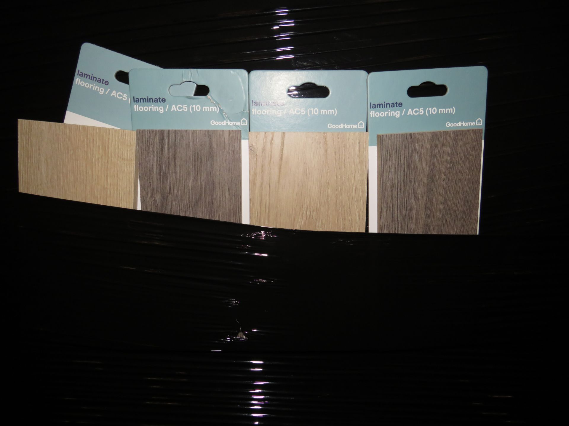 1X PALLET CONTAINING APPROX 1600 : LAMINATE FLOORING SAMPLES - Could be used for combination of - Image 2 of 2