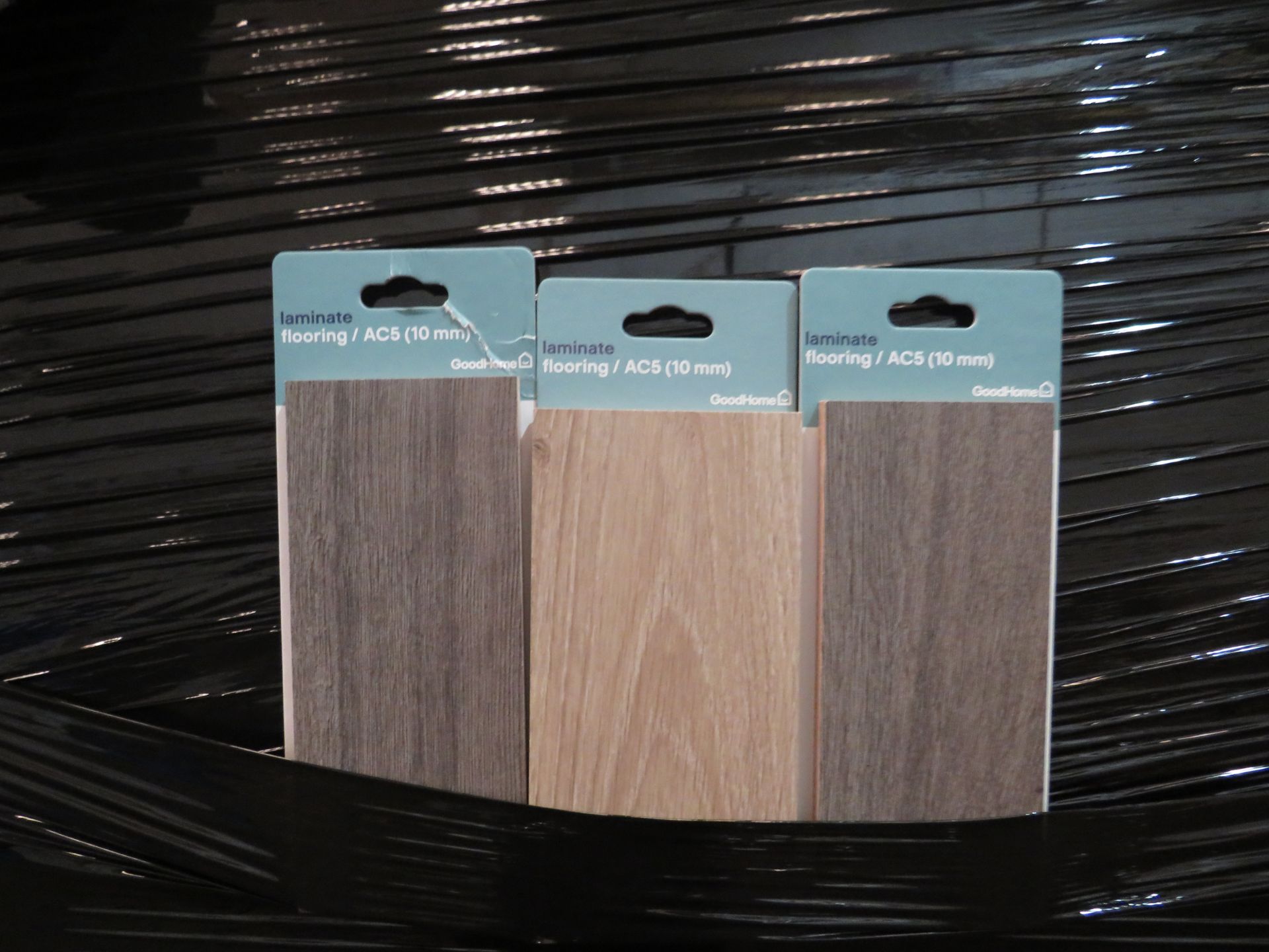 1X PALLET CONTAINING APPROX 800 : LAMINATE FLOORING SAMPLES - Samples Are Assorted and Completely