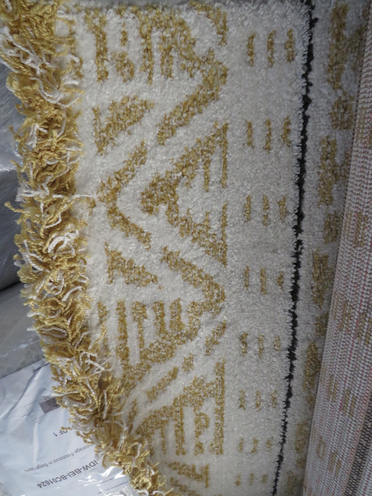 Yellow Rug 160x220cm - See Image For Design - Good Condition, Non Original Packaging.