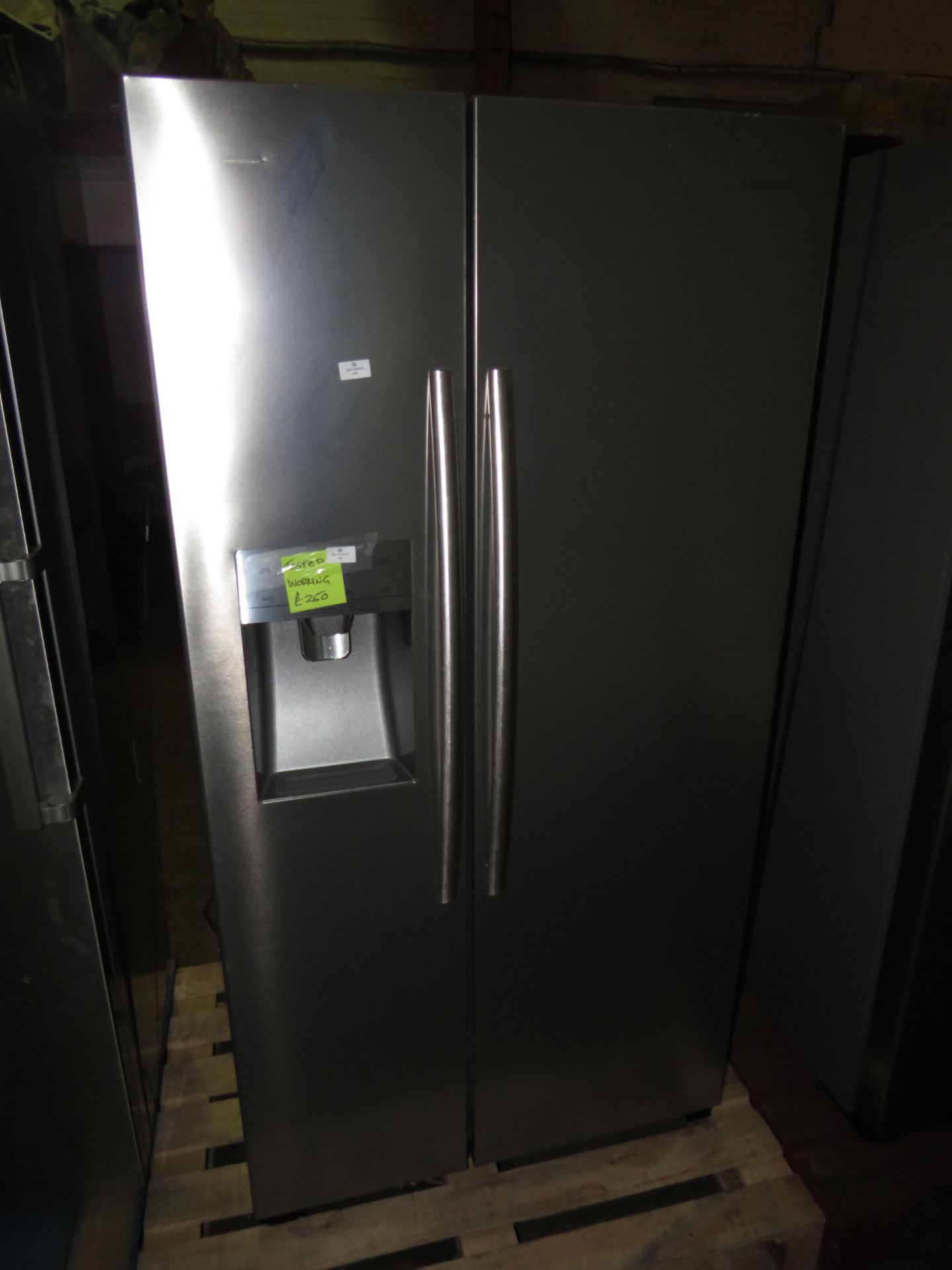 Hisense American Fridge freezer wi9th water dispenser, testd and workignm for coldness, we havent