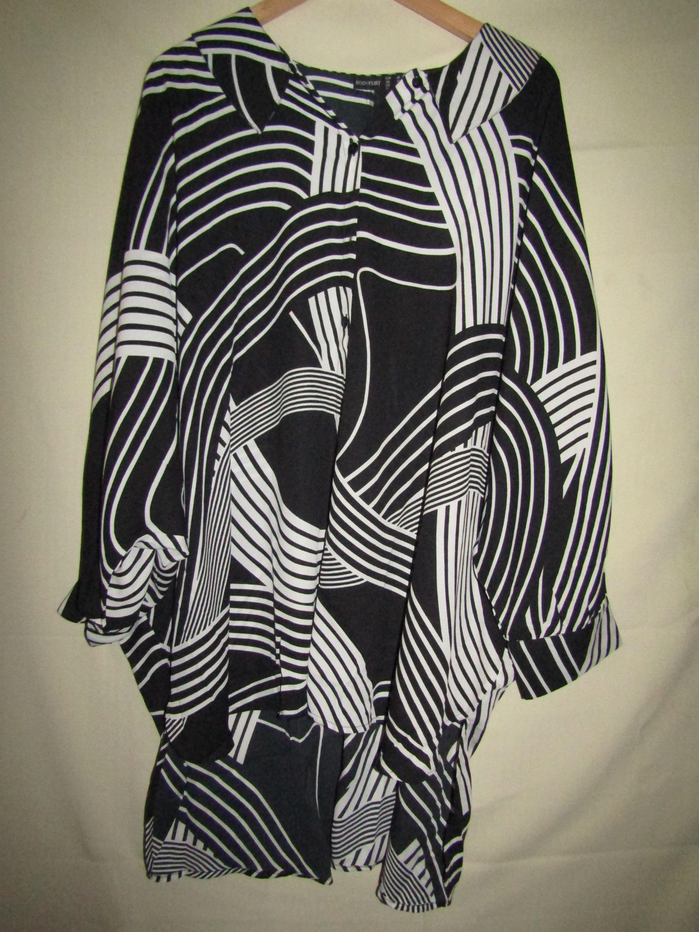 BodyFlirt Batwinged Blouse Black/Cream Size 22 ( Looks Unworn ) No Tags