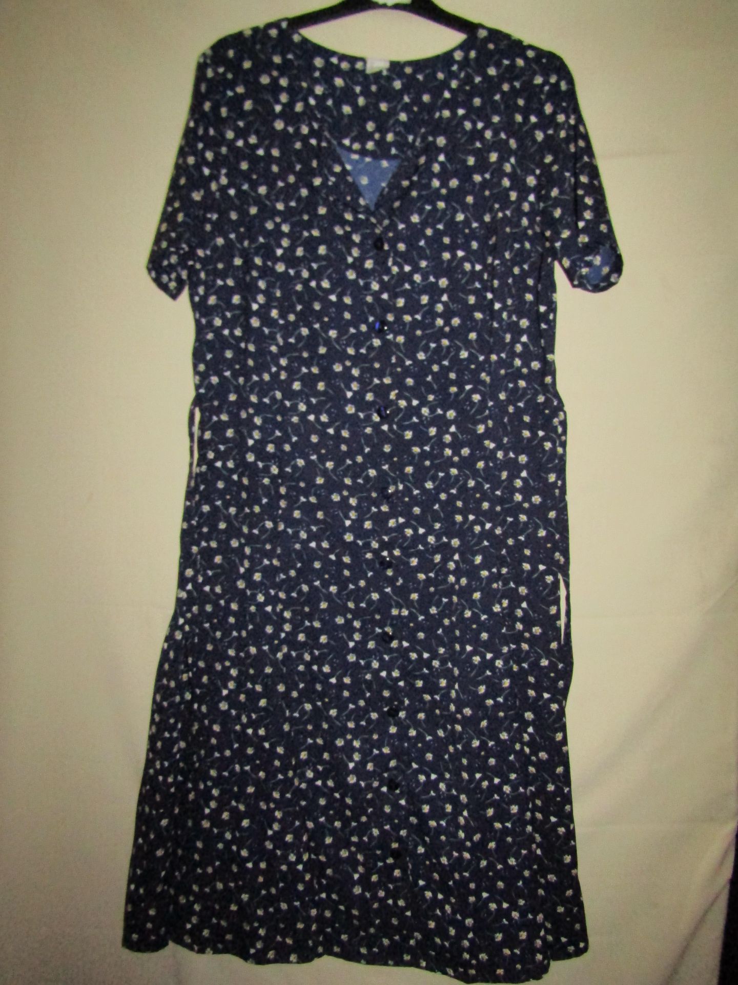 Unbranded Navy Floral Dress Size 14 ( Looks Unworn ) No Tags