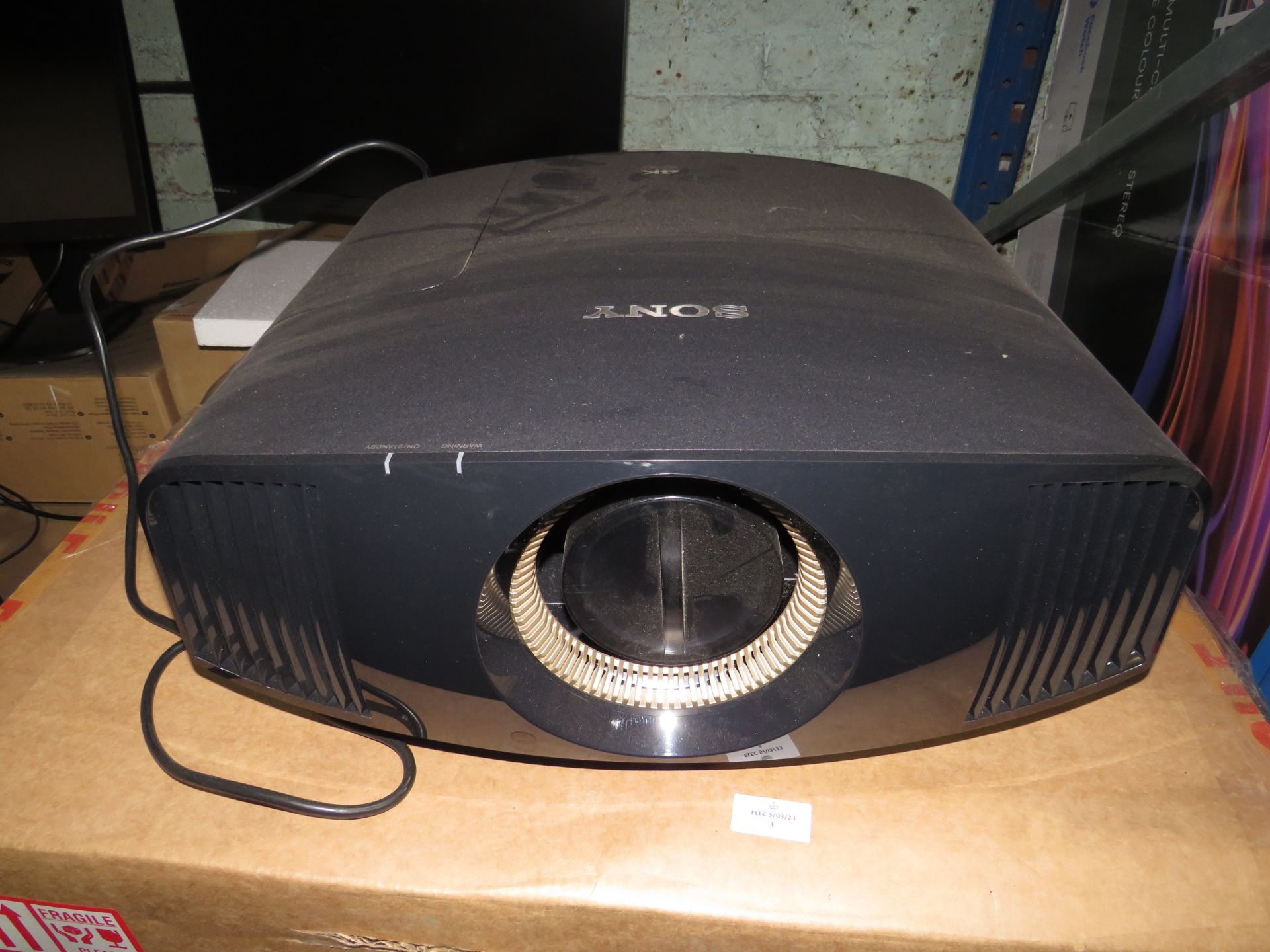 Sony Vpl-vw570es Black SXRD Projector HDR 4K HD 3D Ready powers on and projects a picture RRP ?