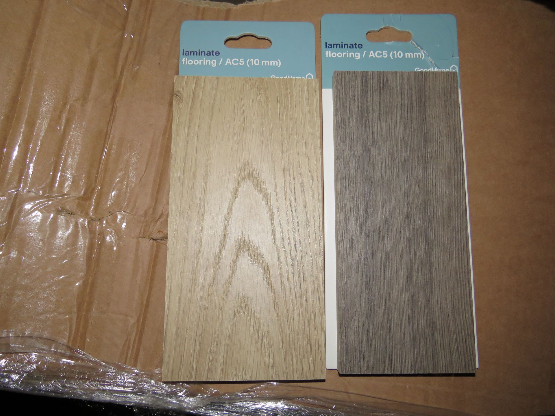 1X PALLET CONTAINING APPROX 800 : LAMINATE FLOORING SAMPLES - Samples Are Assorted and Completely - Image 2 of 2